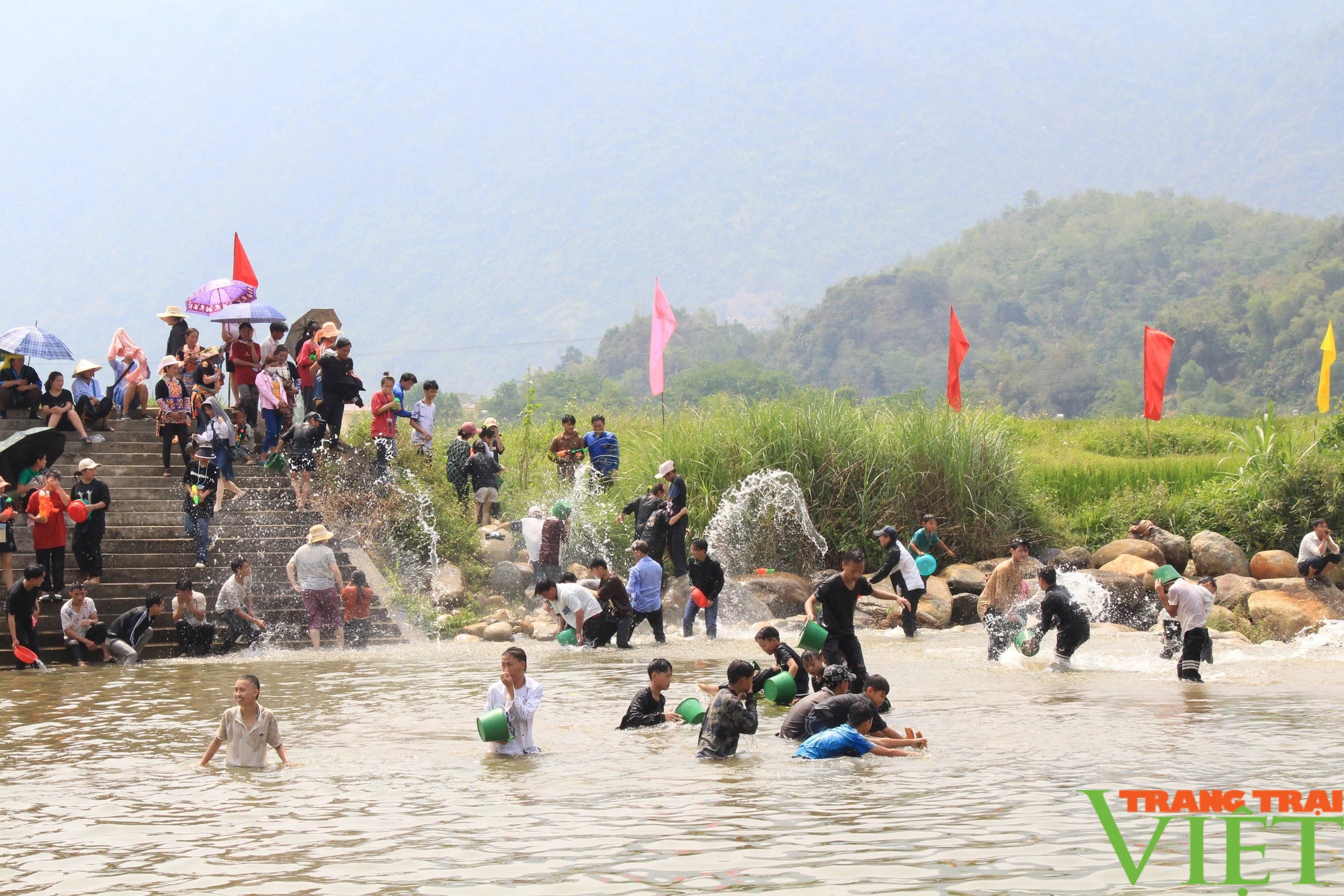 Độc đáo màn quăng chài bắt cá, đơm cúc áo cóm, múa hát cùng trống chiêng tại lễ hội Then Kin Pang- Ảnh 4.