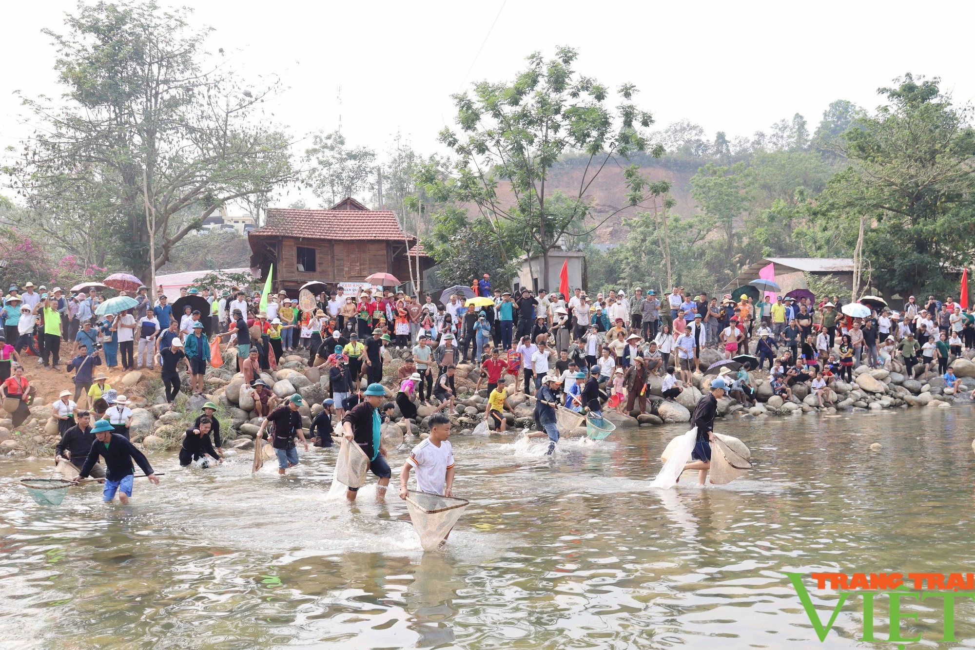 Độc đáo màn quăng chài bắt cá, đơm cúc áo cóm, múa hát cùng trống chiêng tại lễ hội Then Kin Pang- Ảnh 6.