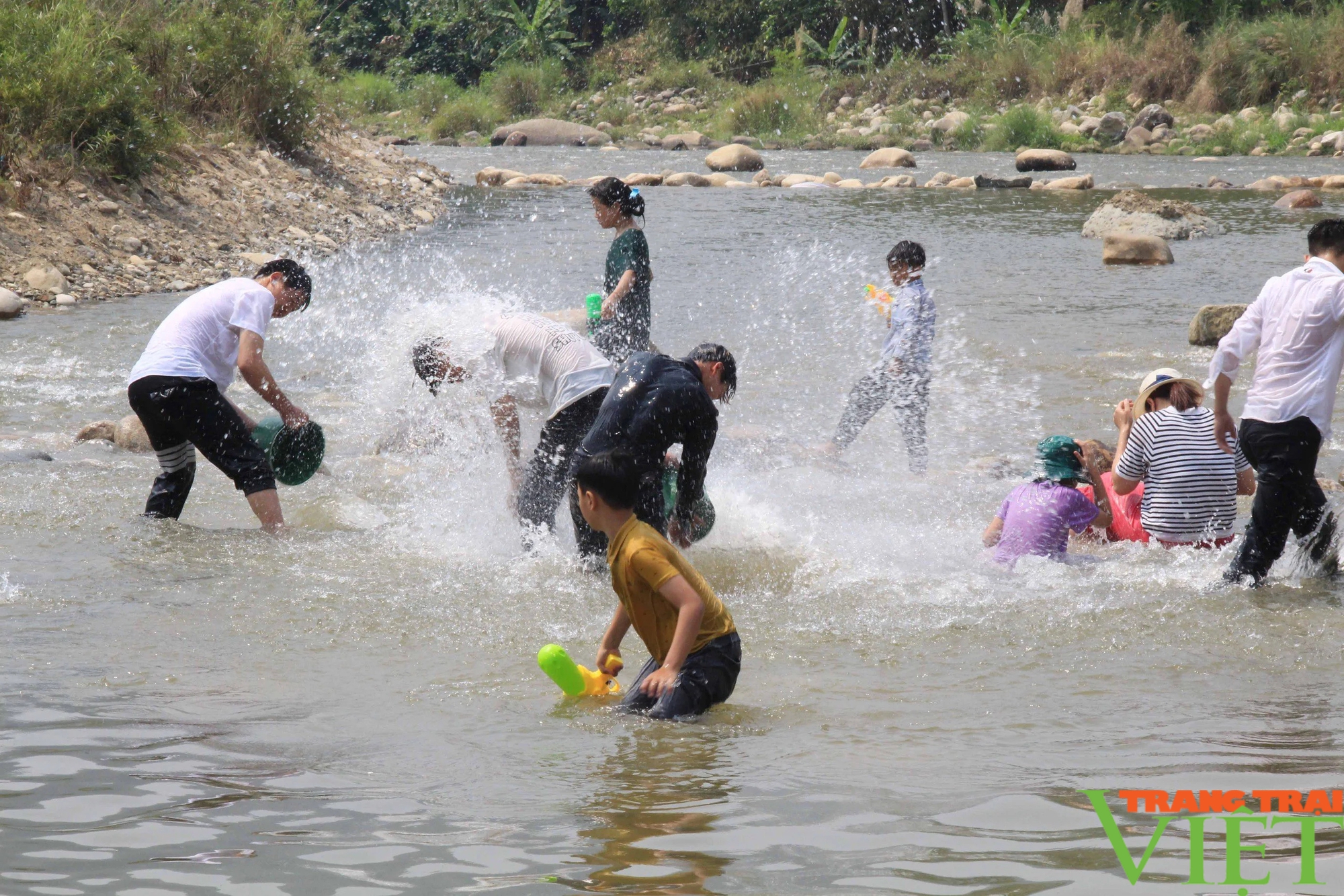 Độc đáo màn quăng chài bắt cá, đơm cúc áo cóm, múa hát cùng trống chiêng tại lễ hội Then Kin Pang- Ảnh 7.