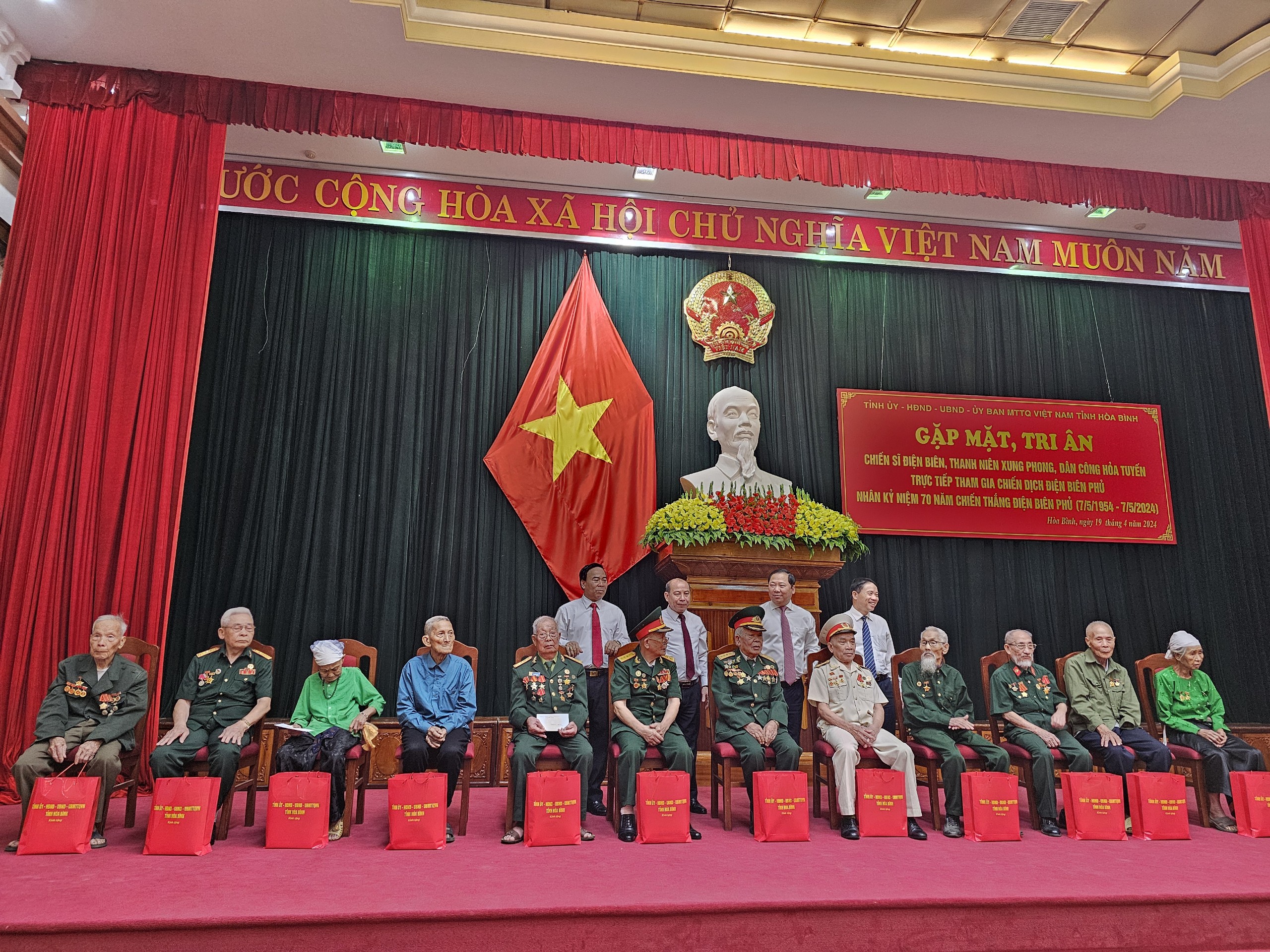 Hòa Bình gặp mặt, tri ân Cựu chiến binh Điện Biên nhân 70 năm Chiến thắng Điện Biên Phủ- Ảnh 1.