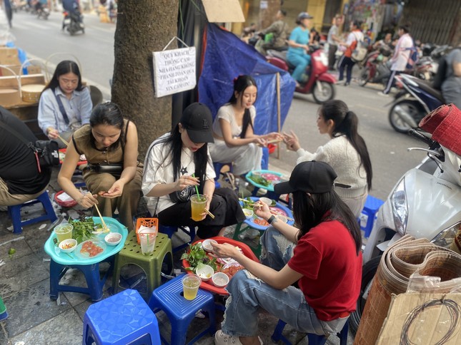 Xếp hàng chờ ăn món ngon mỗi năm chỉ có một lần ở Hà Nội- Ảnh 2.