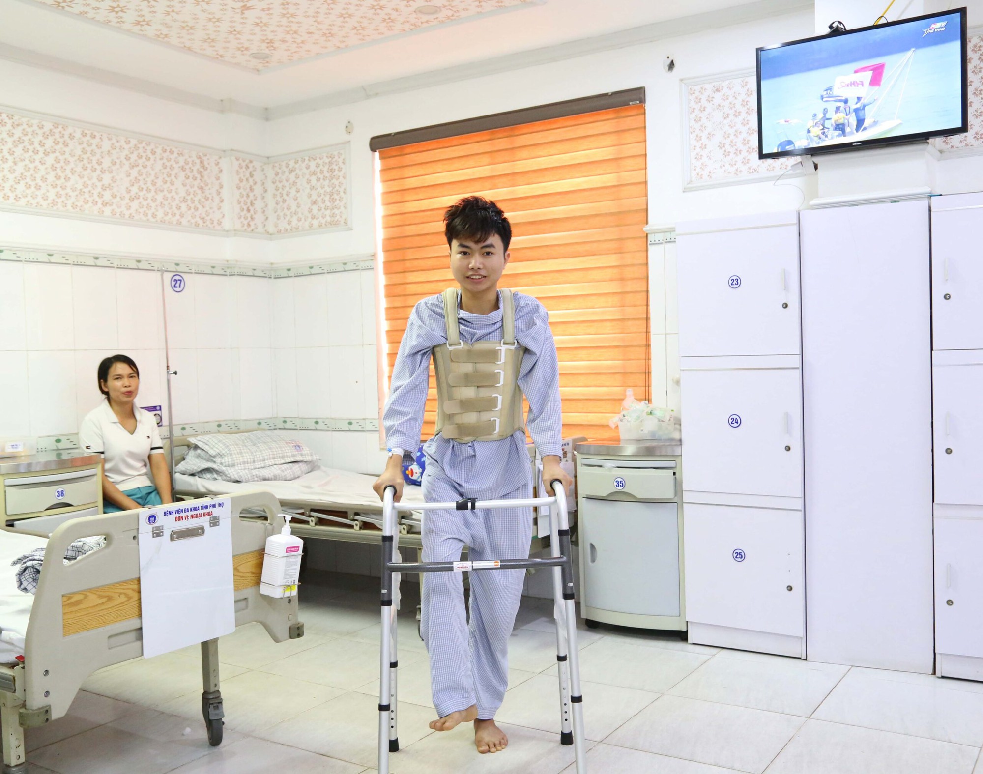 Thanh niên 19 tuổi bỗng dưng liệt 2 chân vì khối u hiểm- Ảnh 2.