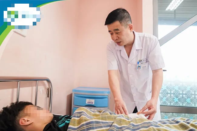 Tai nạn ở trường học, bé trai 11 tuổi suýt mất một bàn tay - Ảnh 1.