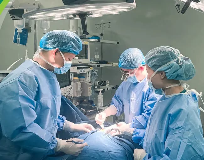Tai nạn ở trường học, bé trai 11 tuổi suýt mất một bàn tay - Ảnh 2.