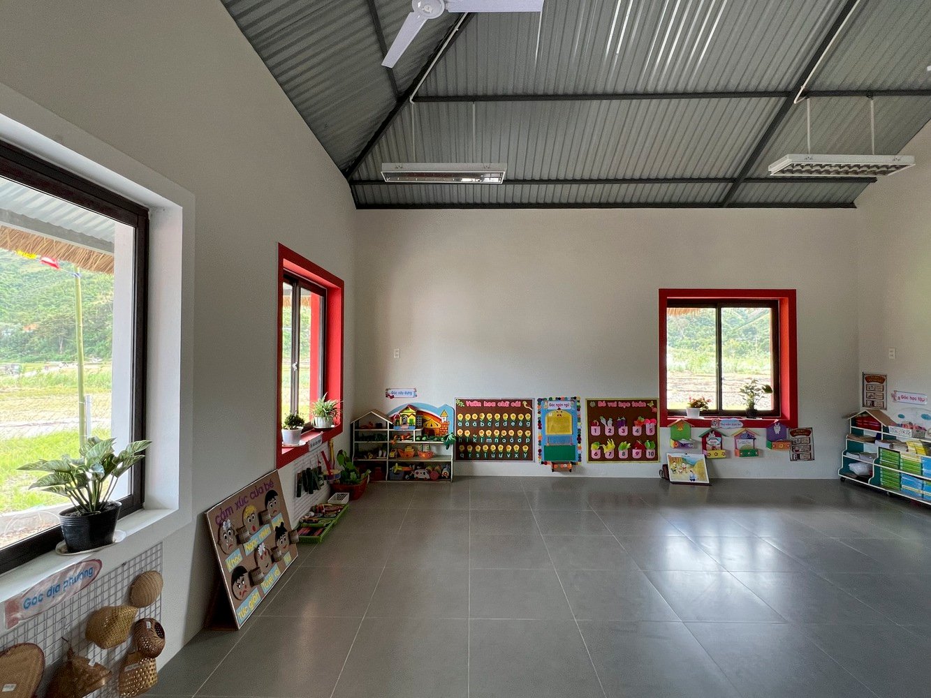 Ngôi trường lấy cảm hứng thiết kế từ nhà truyền thống của dân tộc Giáy Chiêm- Ảnh 2.