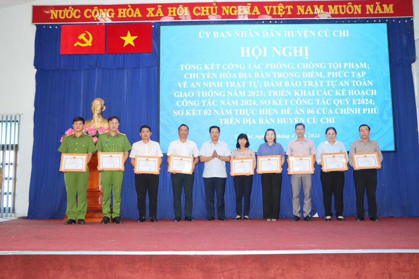 Huyện nông thôn mới thực hiện tốt dữ liệu về dân cư, định danh và xác thực điện tử- Ảnh 3.
