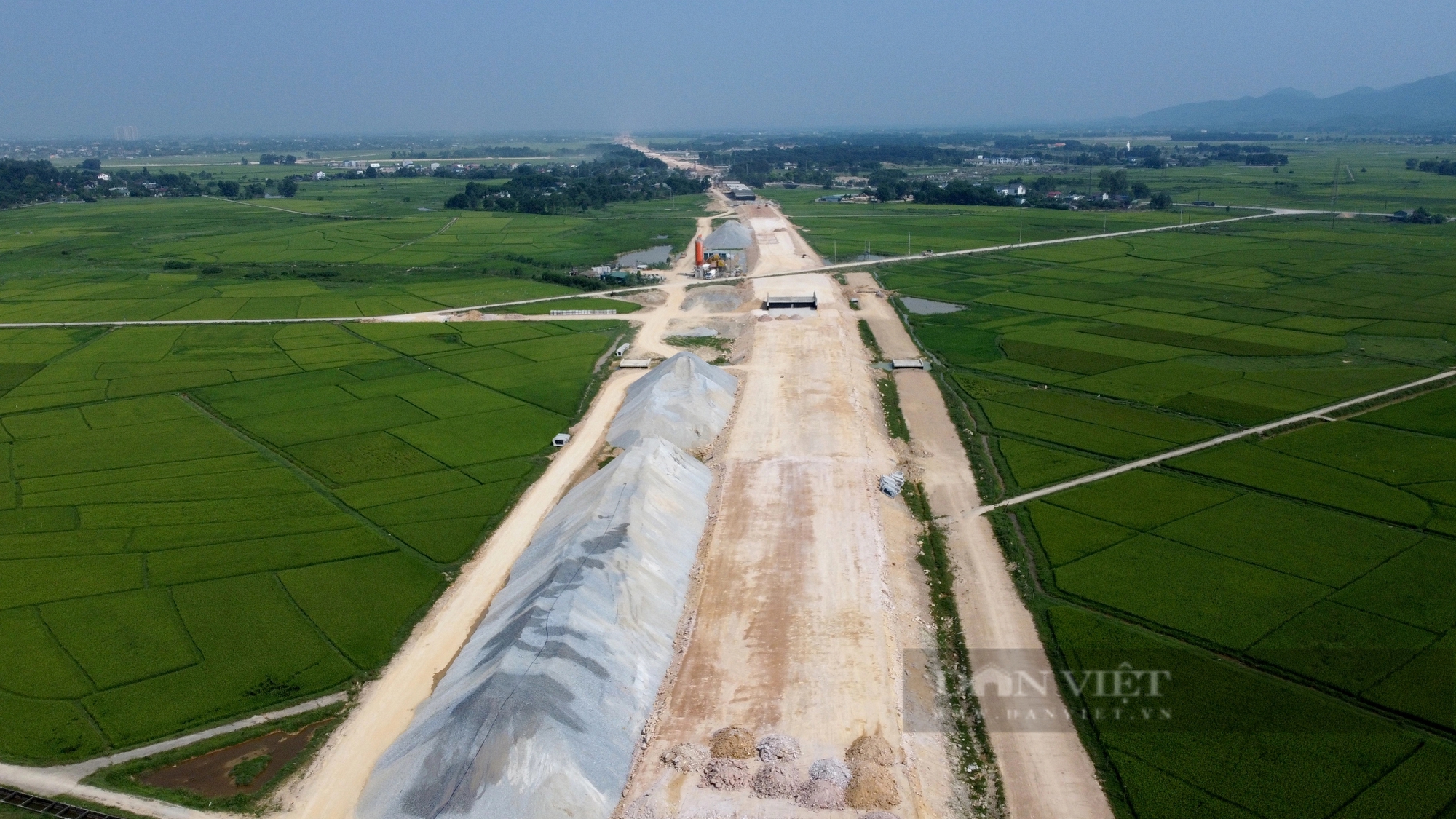 Cận cảnh trang trại lợn chắn ngang, ách tắc đại dự án cao tốc Bắc - Nam- Ảnh 6.