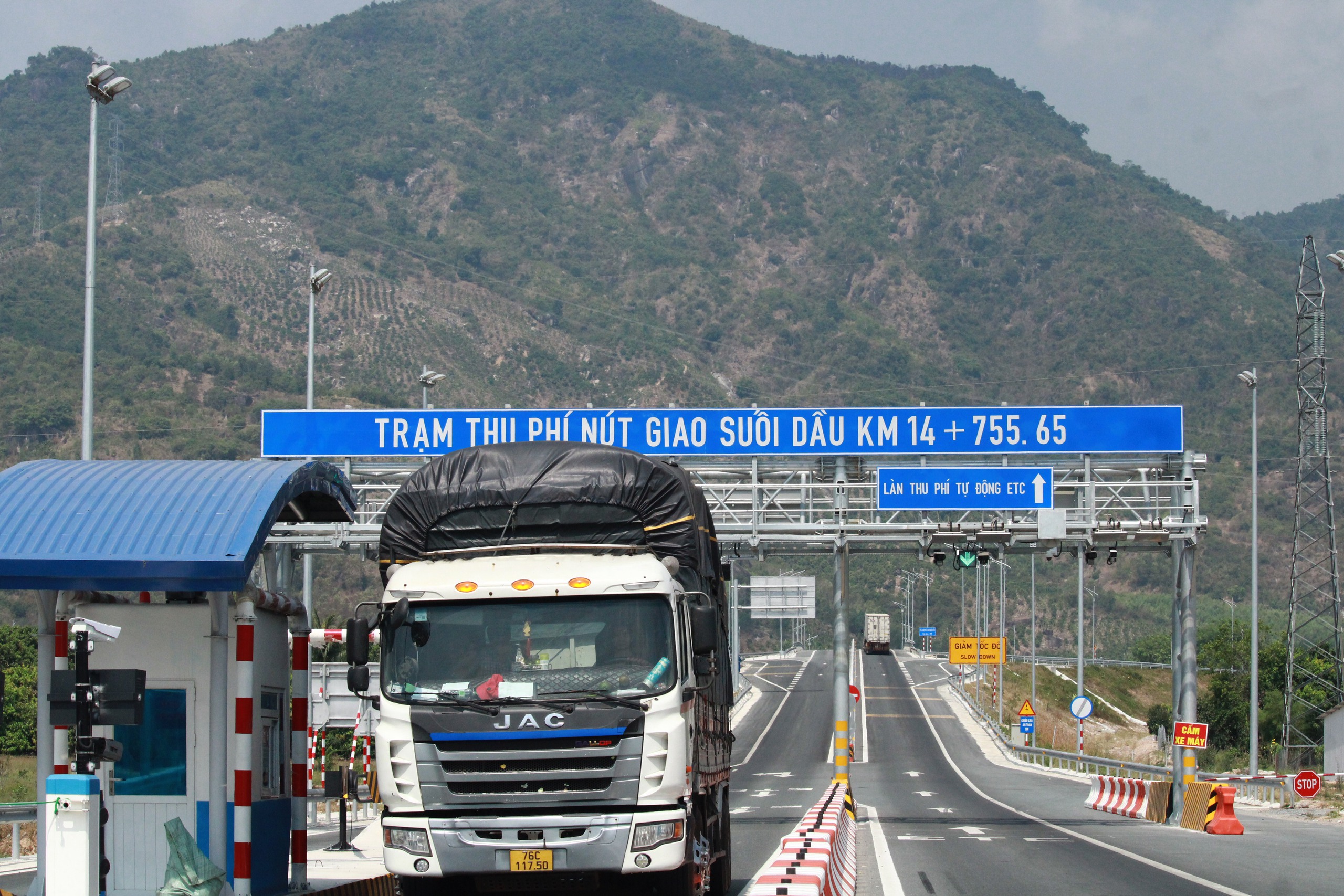 Ngày 26/4 sẽ bắt đầu thu phí tuyến cao tốc Nha Trang - Cam Lâm, cao nhất 311.000 đồng/lượt- Ảnh 1. Ngày 26/4 sẽ bắt đầu thu phí tuyến cao tốc Nha Trang - Cam Lâm, cao nhất 311.000 đồng/lượt- Ảnh 1.