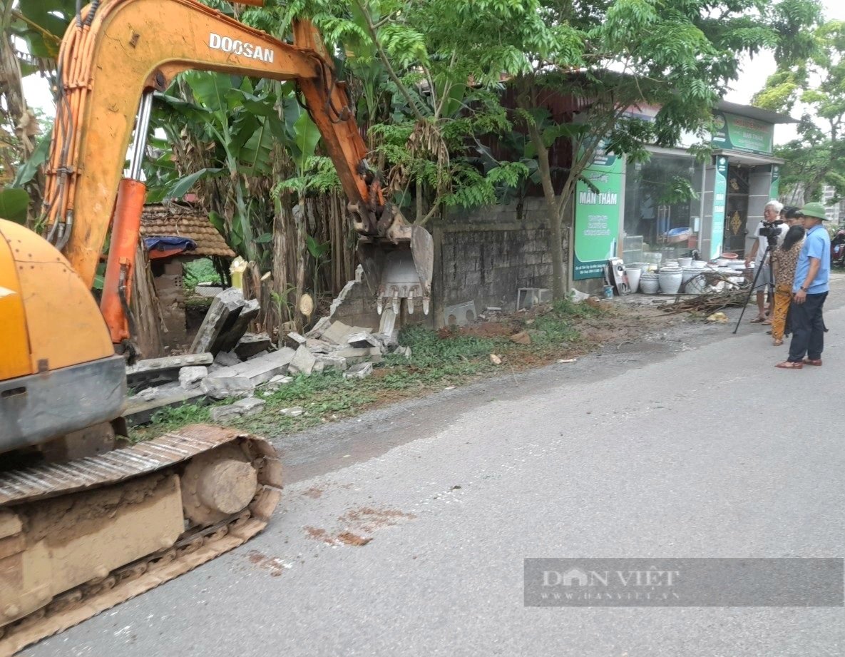 Quảng Bình: Máy xúc vào làng phá tường, đường nông thôn mới rộng hẳn ra, dân tình vui vẻ- Ảnh 3.