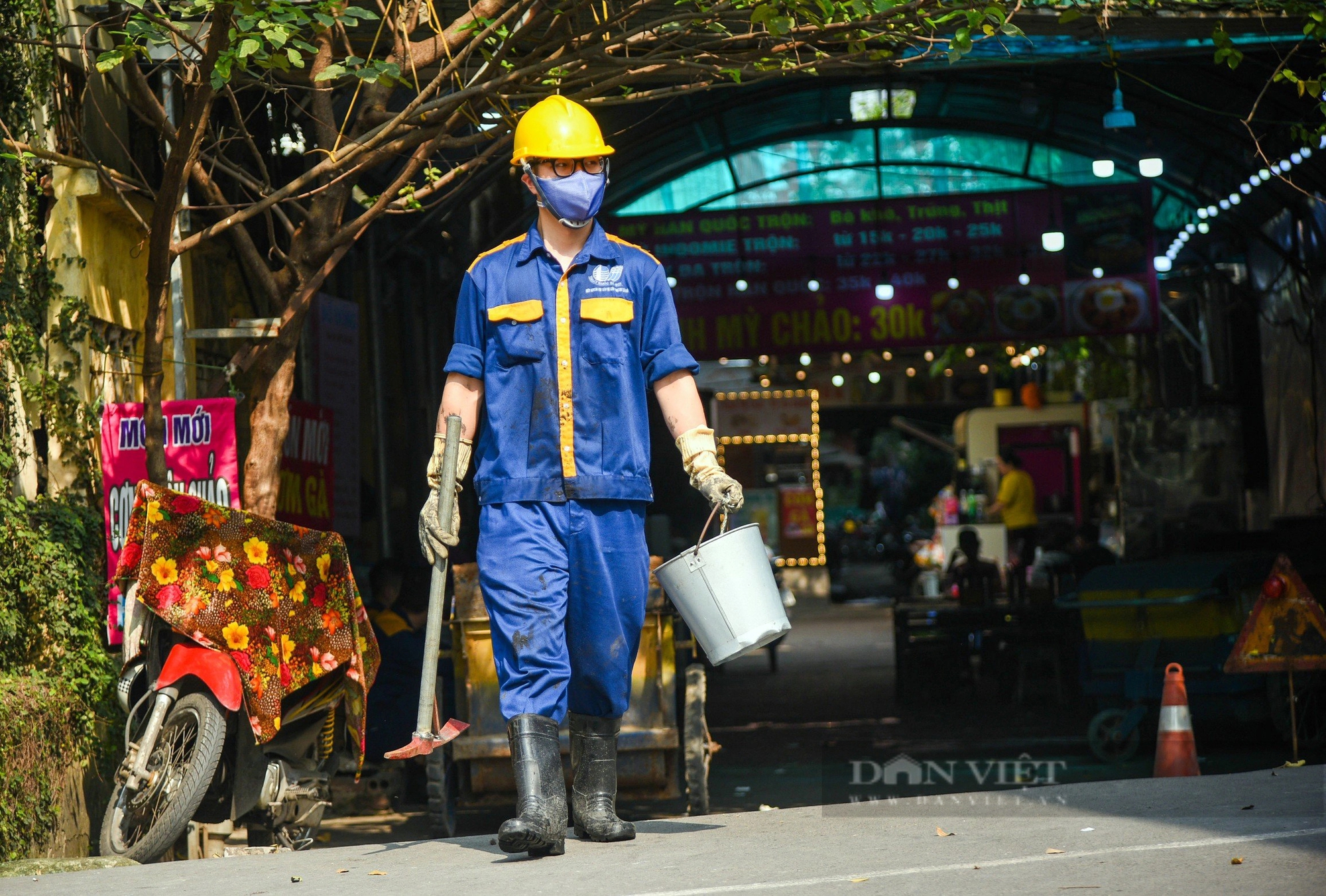 Khám phá những cống ngầm tối om và hôi hám, công nhân phải "chui rúc" móc từng nắm bùn, rác thải- Ảnh 5.