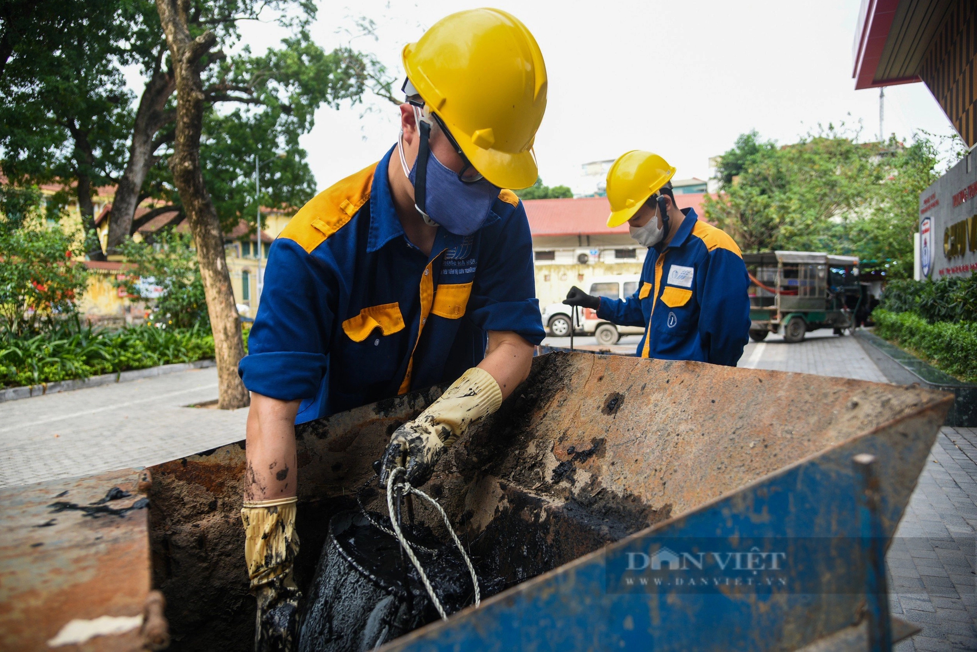 Khám phá những cống ngầm tối om và hôi hám, công nhân phải "chui rúc" móc từng nắm bùn, rác thải- Ảnh 6.