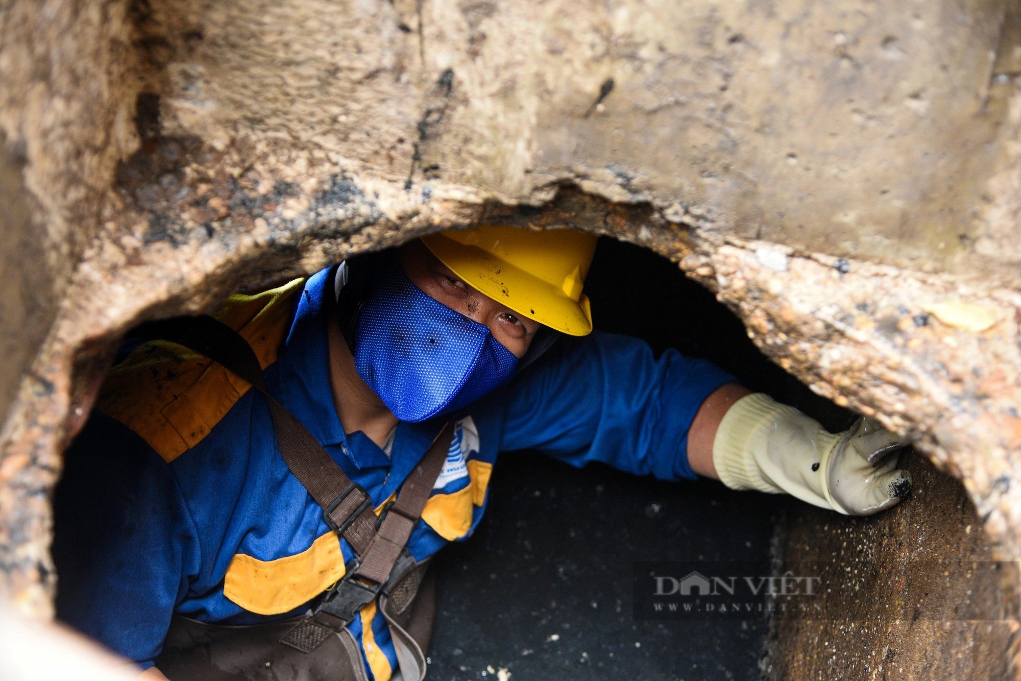 Khám phá những cống ngầm tối om và hôi hám, công nhân phải "chui rúc" móc từng nắm bùn, rác thải- Ảnh 8.