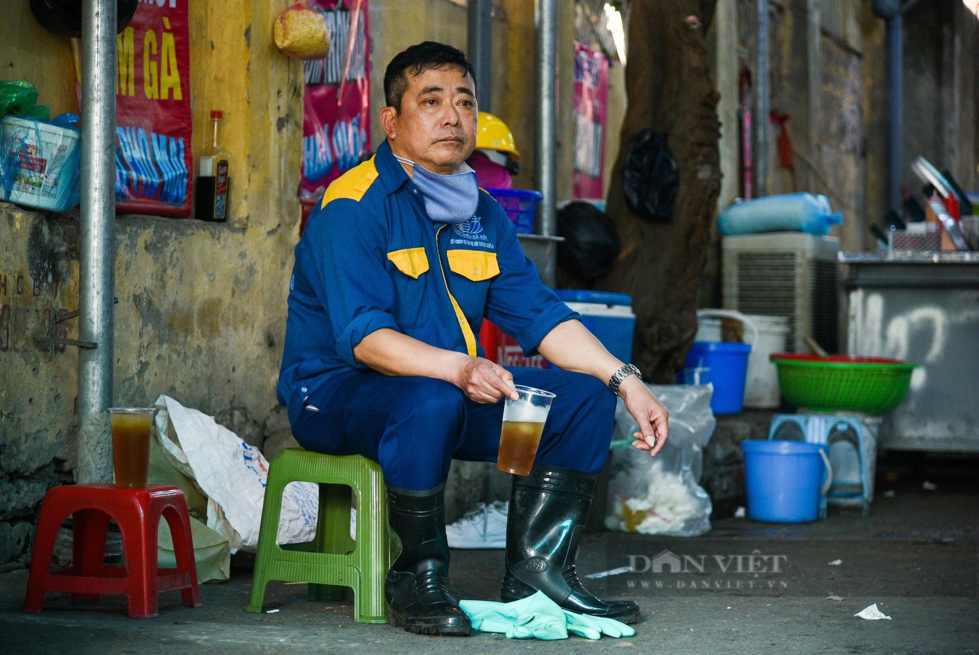 Khám phá những cống ngầm tối om và hôi hám, công nhân phải "chui rúc" móc từng nắm bùn, rác thải- Ảnh 9.