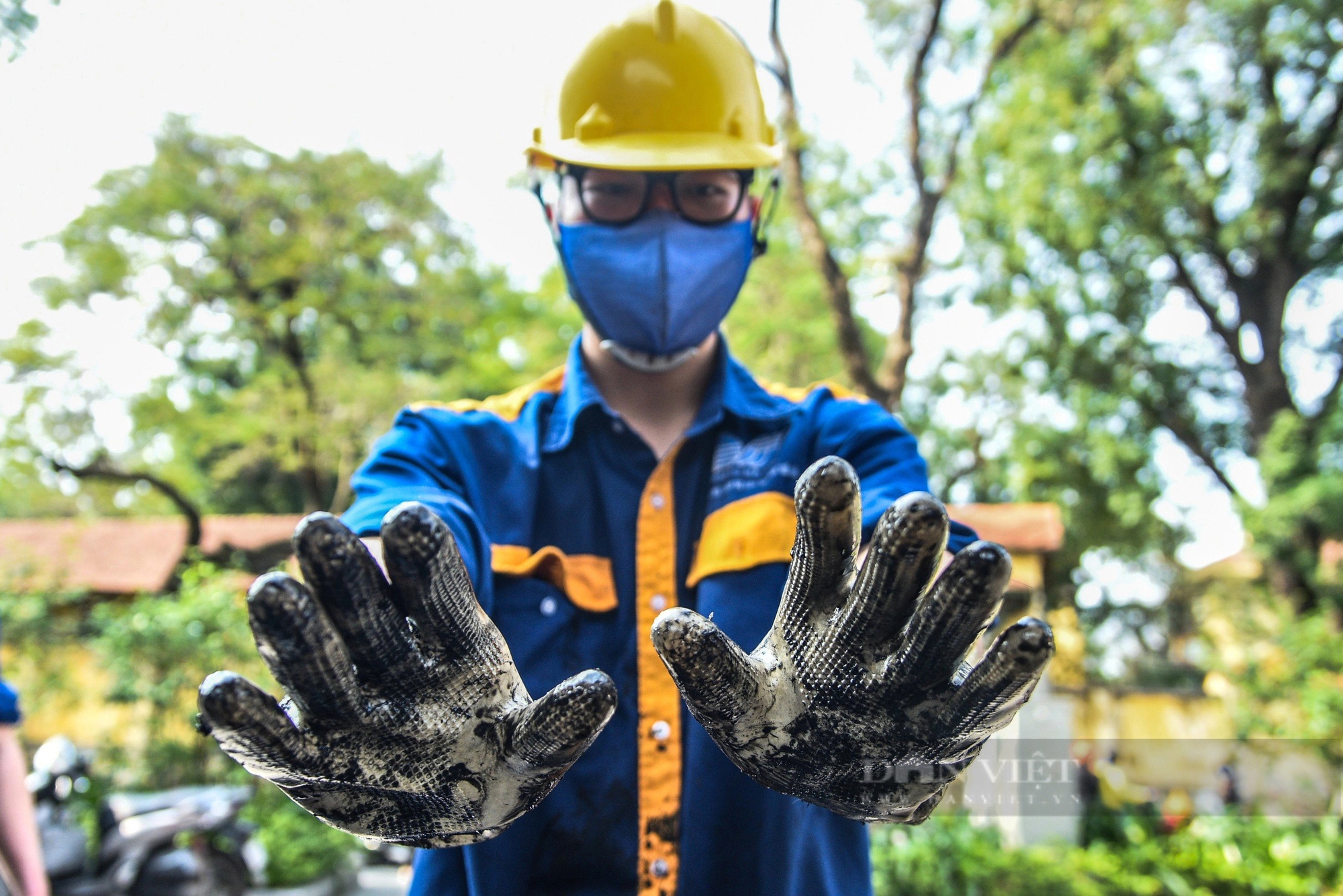 Khám phá những cống ngầm tối om và hôi hám, công nhân phải "chui rúc" móc từng nắm bùn, rác thải- Ảnh 12.