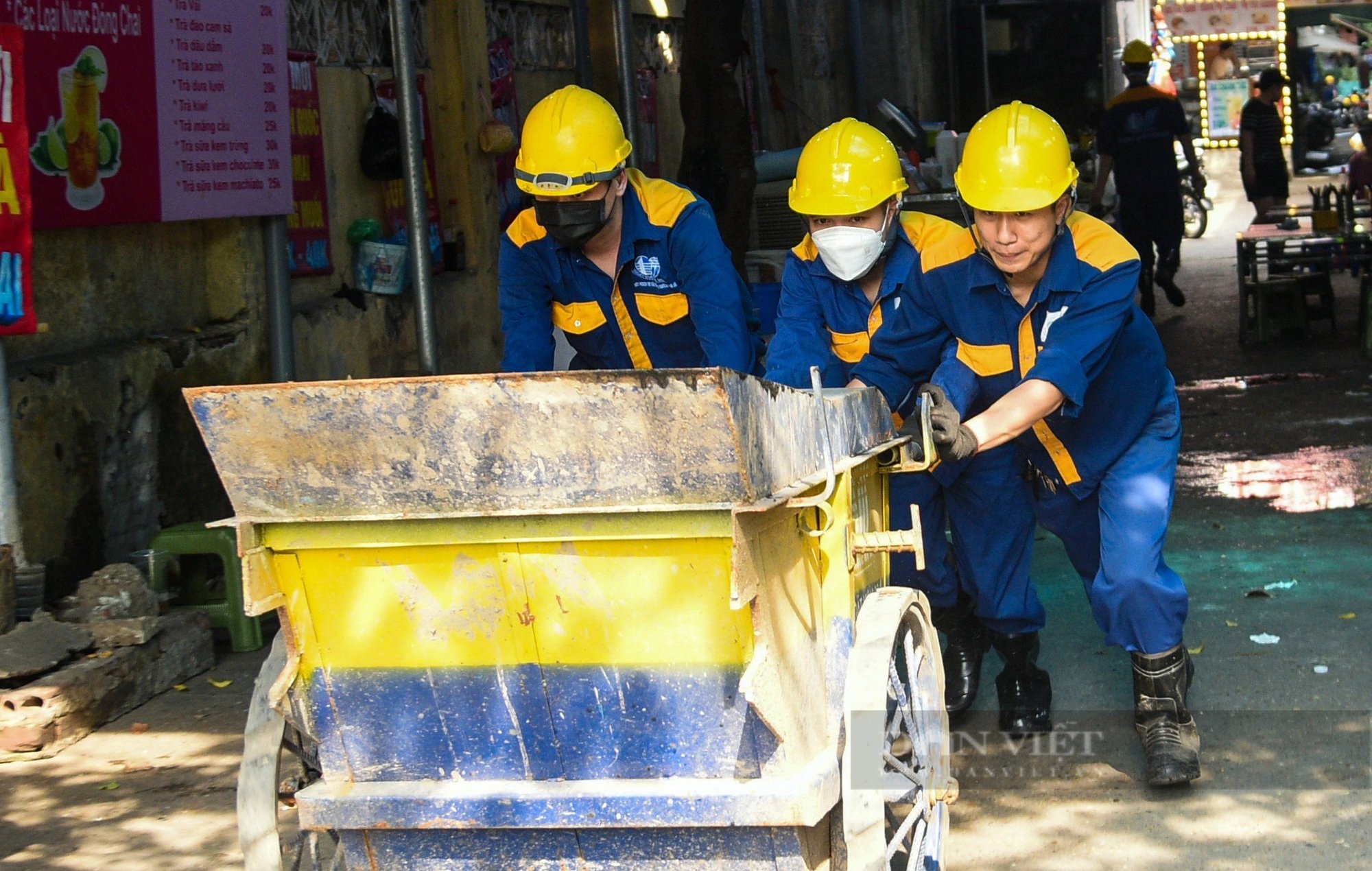 Khám phá những cống ngầm tối om và hôi hám, công nhân phải "chui rúc" móc từng nắm bùn, rác thải- Ảnh 14.
