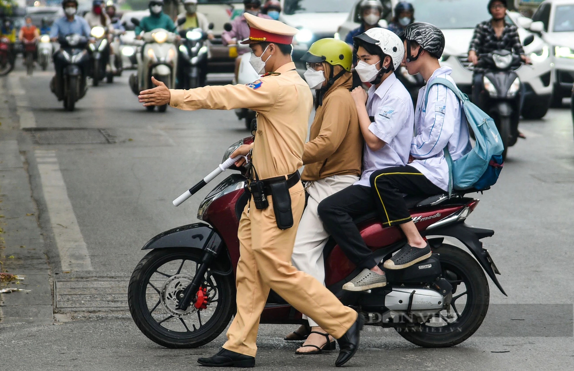 CSGT Hà Nội xử lý nhiều học sinh, sinh viên vi phạm giao thông- Ảnh 3.