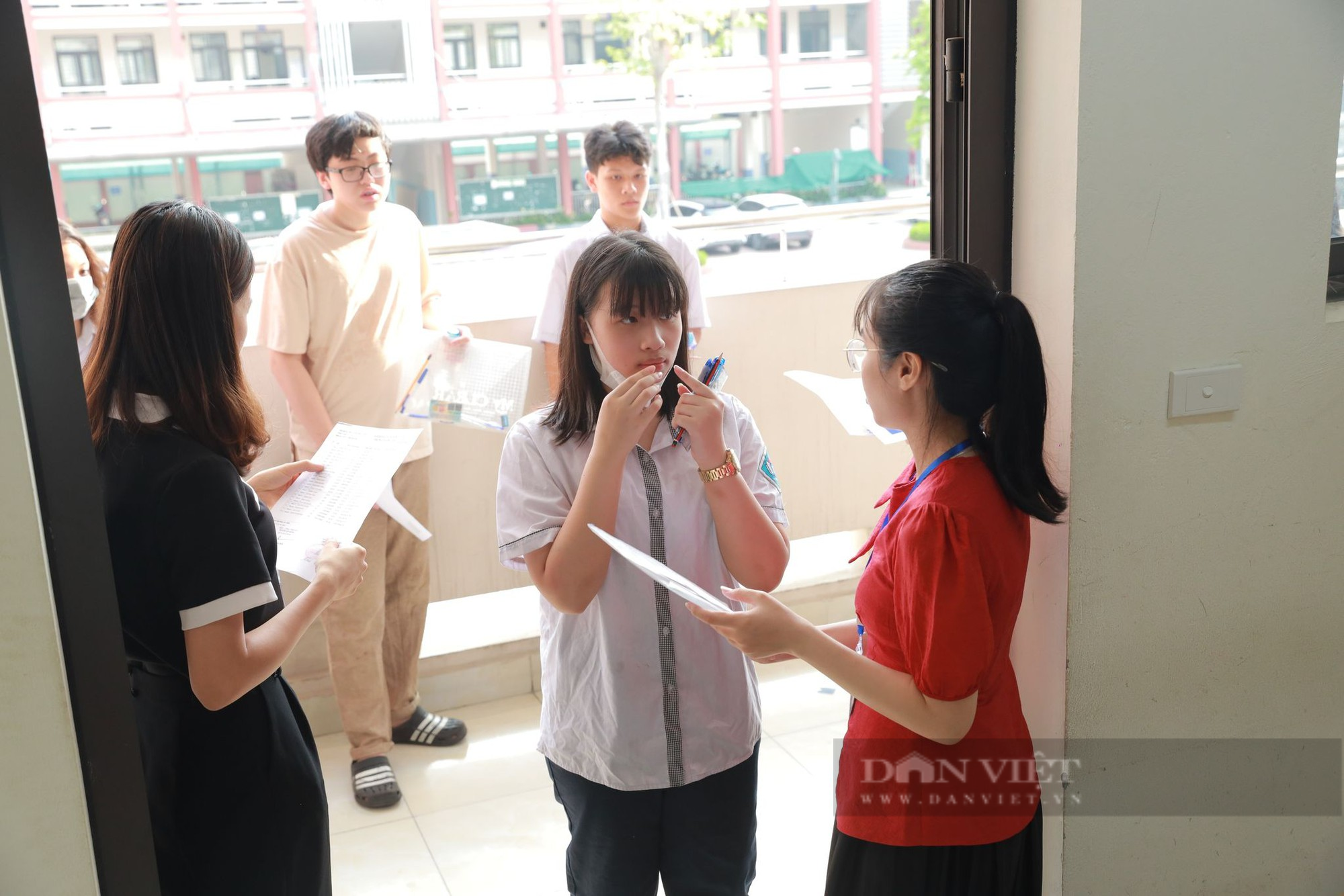 Thi vào lớp 10 Hà Nội: Những trường THPT nào học sinh chỉ được hơn 3 điểm/môn cũng đỗ?- Ảnh 1.
