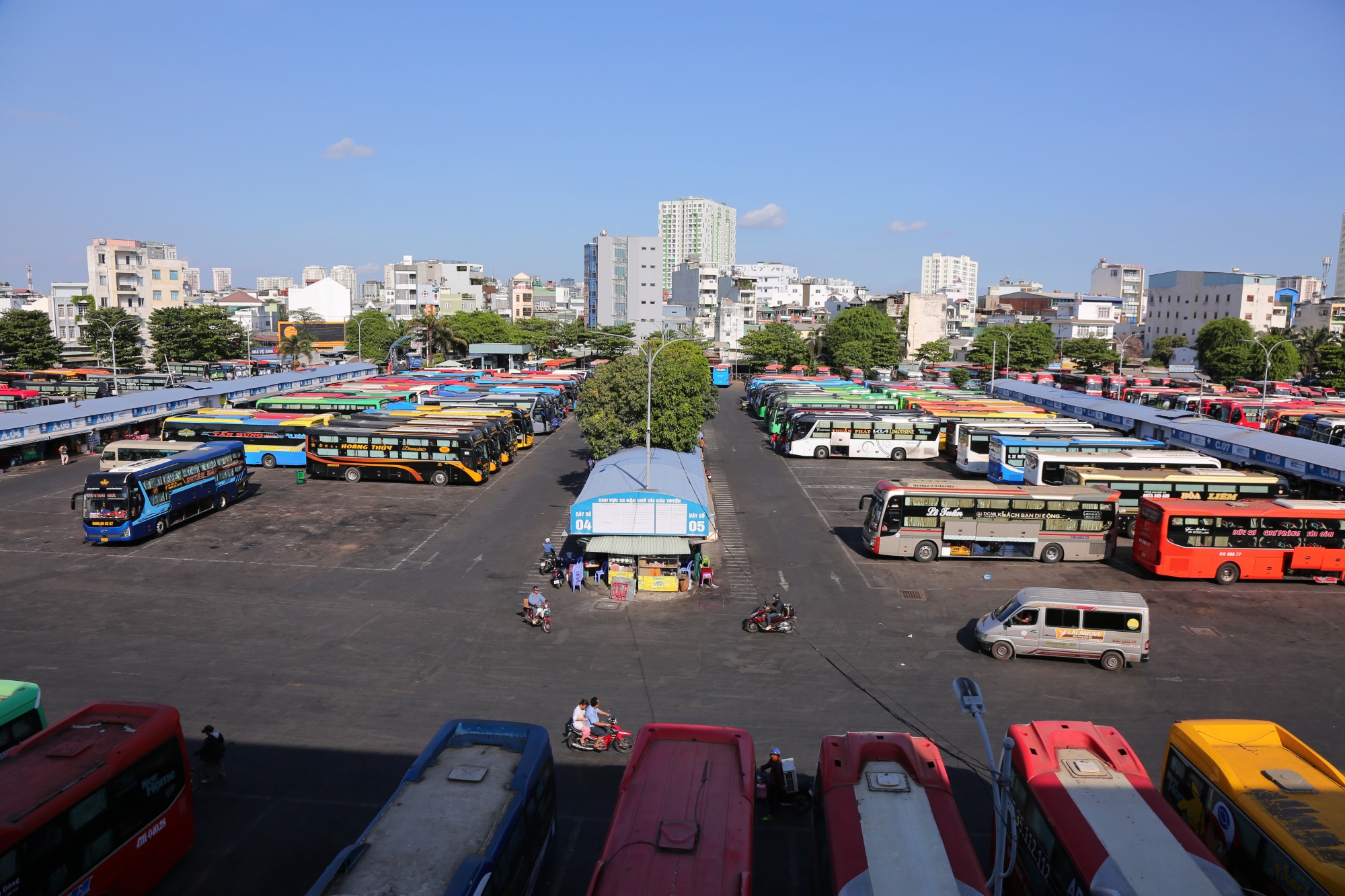TP.HCM: Xe đậu kín bến, “cháy vé” đến các điểm du lịch dịp nghỉ lễ 30/4 – 1/5- Ảnh 4.