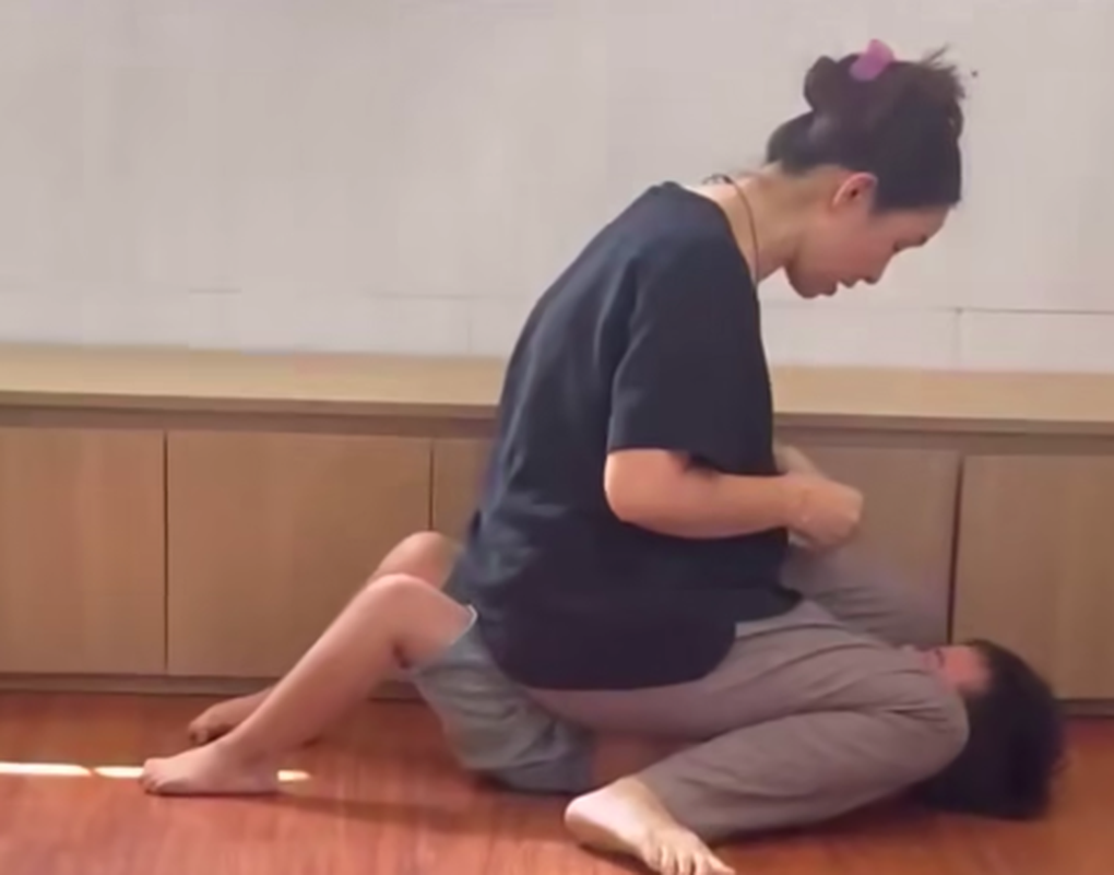 Khi cô giáo mầm non "đeo mặt nạ", hôn hít đón trẻ, khép cửa là... đánh- Ảnh 1.
