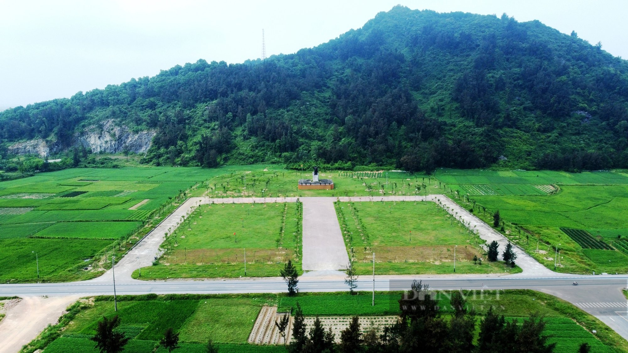 Lộc Hà (Hà Tĩnh): Quảng trường hơn 40 tỷ đồng chưa bàn giao đã dấu hiệu xuống cấp, người dân sử dụng để chăn bò- Ảnh 1.