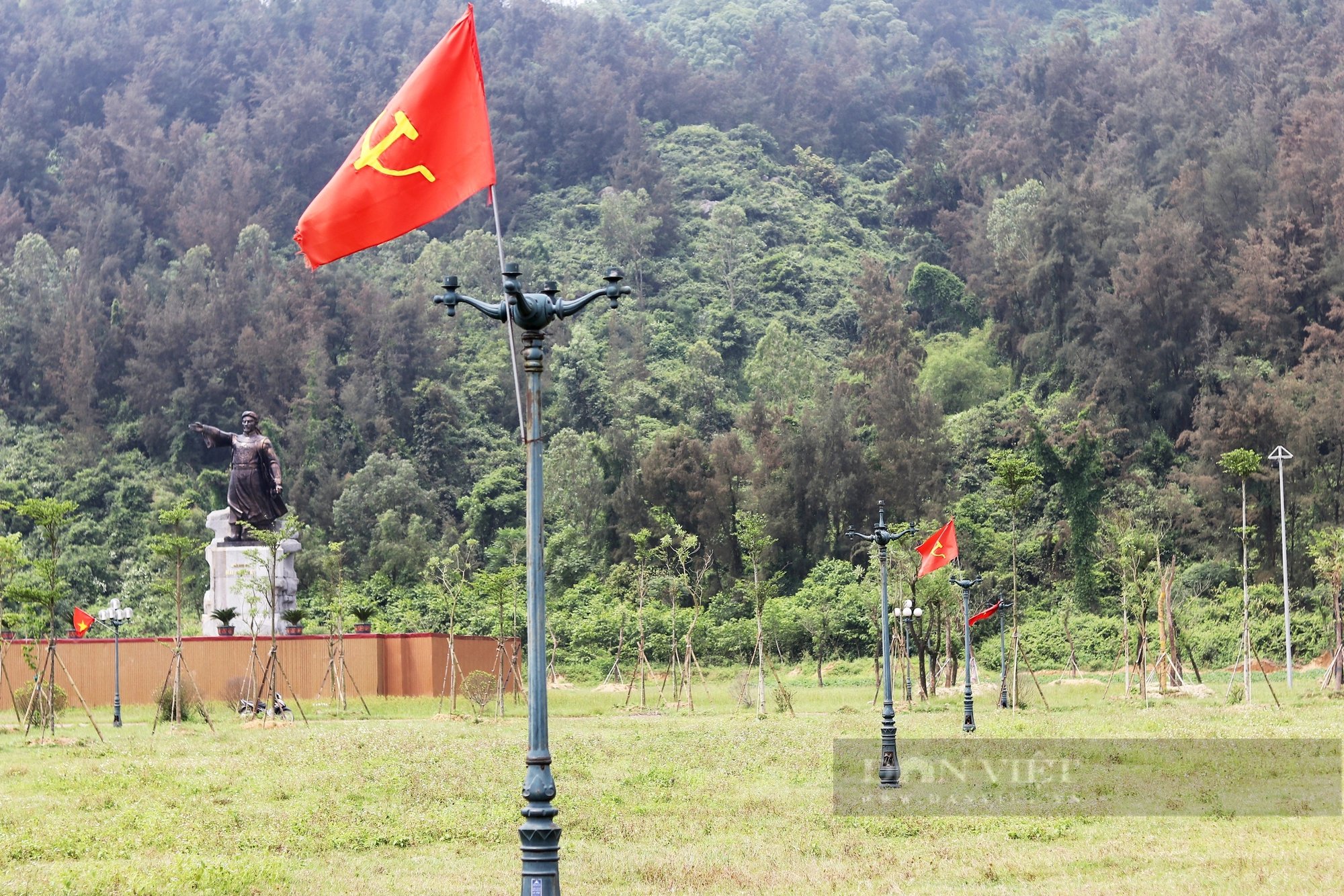 Lộc Hà (Hà Tĩnh): Quảng trường hơn 40 tỷ đồng chưa bàn giao đã dấu hiệu xuống cấp, người dân sử dụng để chăn bò- Ảnh 6.