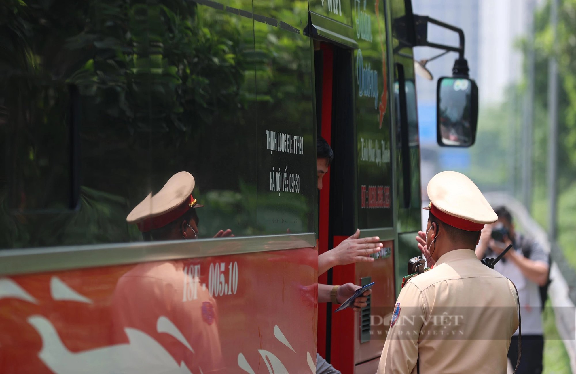 Xe khách dừng đỗ, đón khách và lấy hàng hóa dọc đường bị xử phạt mạnh tay trước kỳ nghỉ lễ 30/4, 1/5- Ảnh 9.