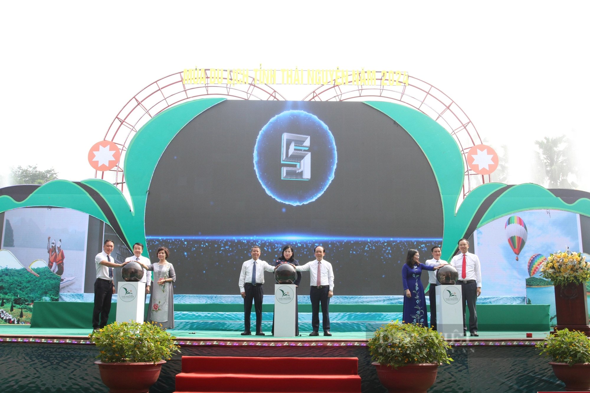 Khai mạc mùa du lịch Thái Nguyên 2024: Trình diễn khinh khí cầu, dù lượn trên cao, chèo thuyền lướt sóng...- Ảnh 4.