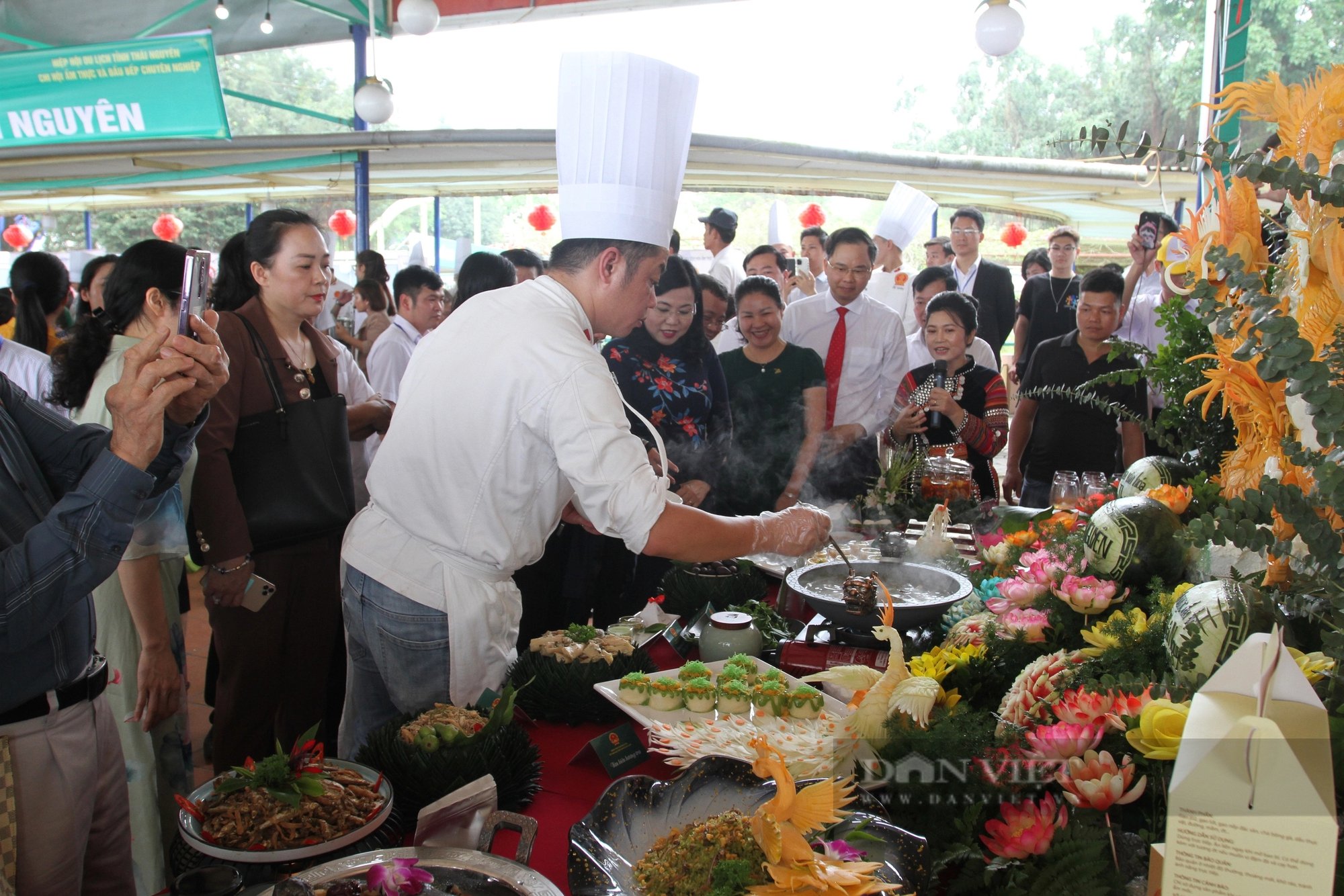 Khai mạc mùa du lịch Thái Nguyên 2024: Trình diễn khinh khí cầu, dù lượn trên cao, chèo thuyền lướt sóng...- Ảnh 8.