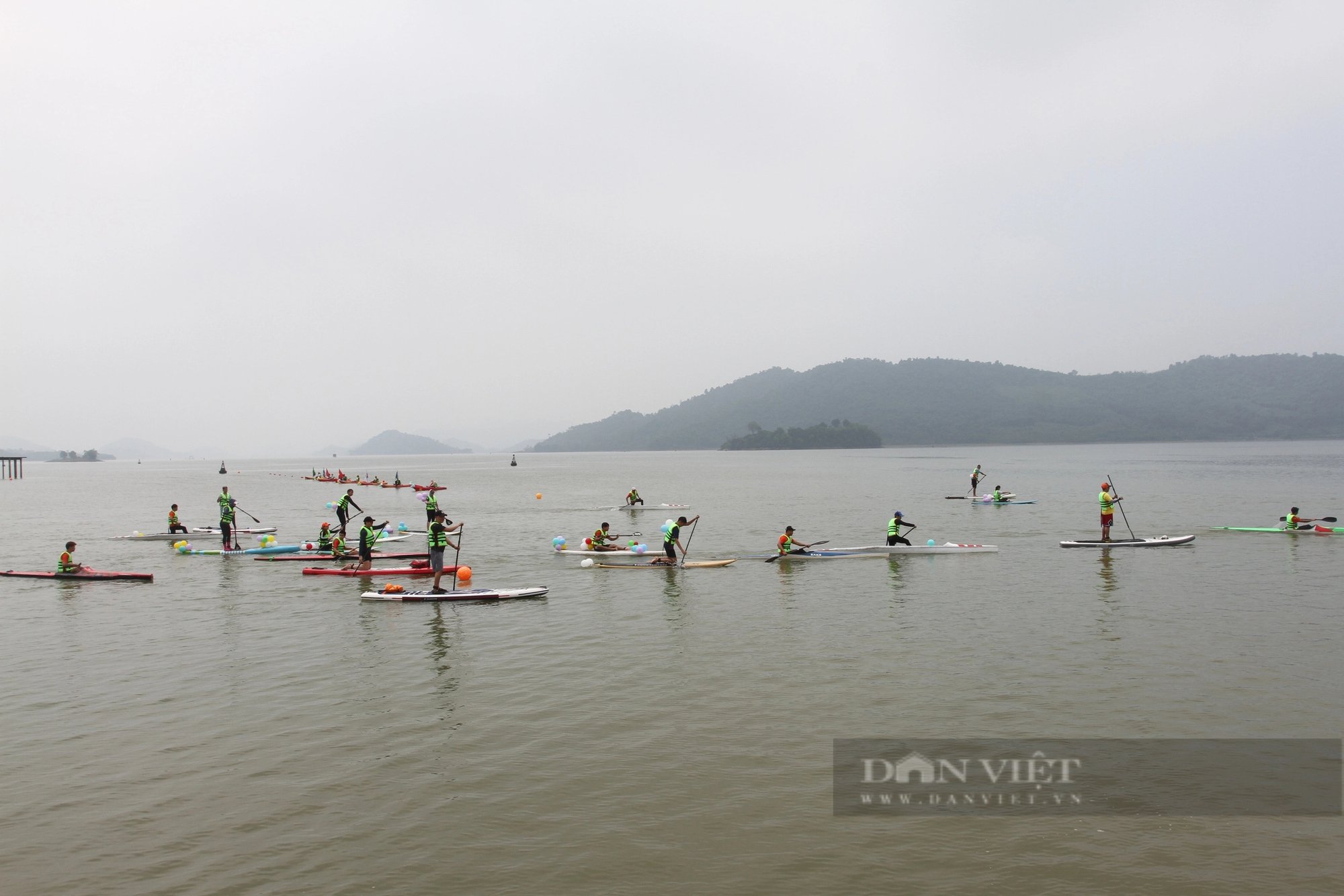 Khai mạc mùa du lịch Thái Nguyên 2024: Trình diễn khinh khí cầu, dù lượn trên cao, chèo thuyền lướt sóng...- Ảnh 7.