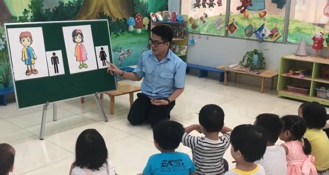 Thưởng 5 triệu đồng cho nam sinh viên học ngành giáo dục mầm non, nhà trường nói gì?- Ảnh 1.