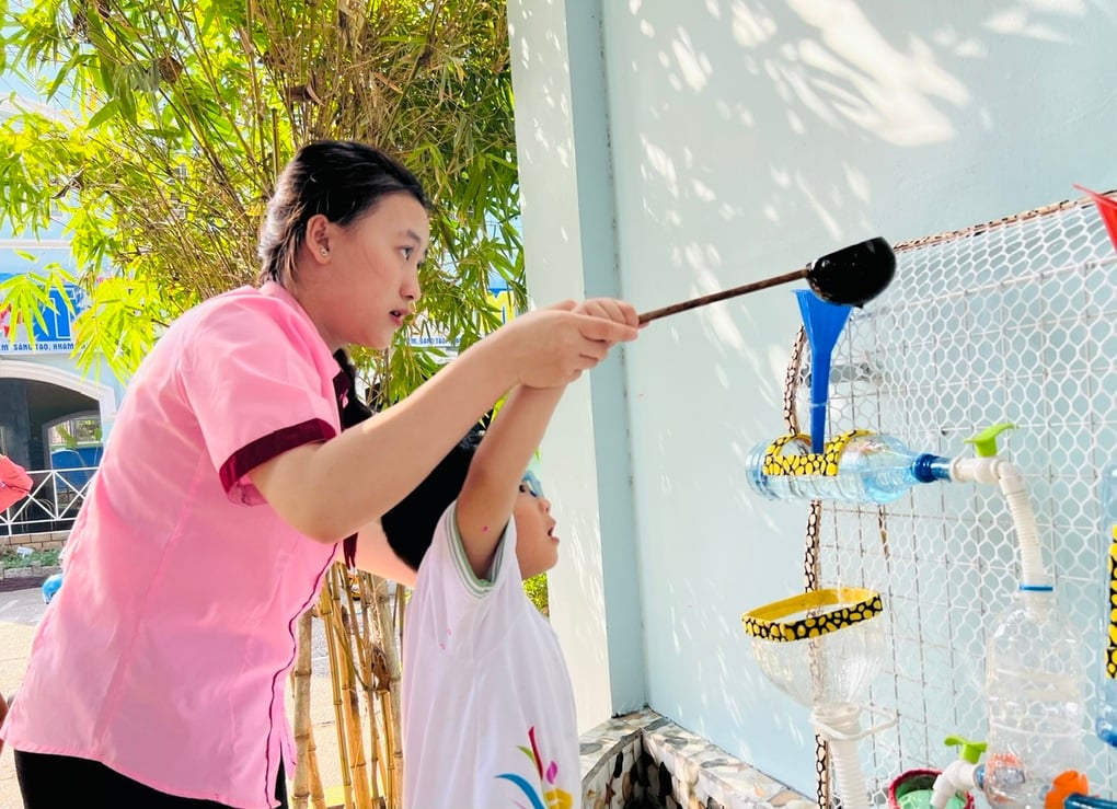Khi cô giáo mầm non "đeo mặt nạ", hôn hít đón trẻ, khép cửa là... đánh- Ảnh 3.