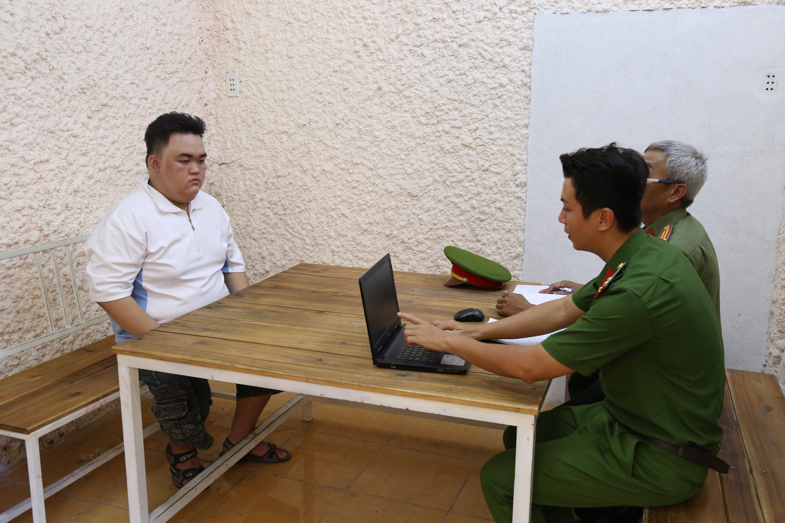 Hình khỏa thân của người phụ nữ trong chiếc điện thoại cũ bị đăng lên mạng xã hội- Ảnh 1.