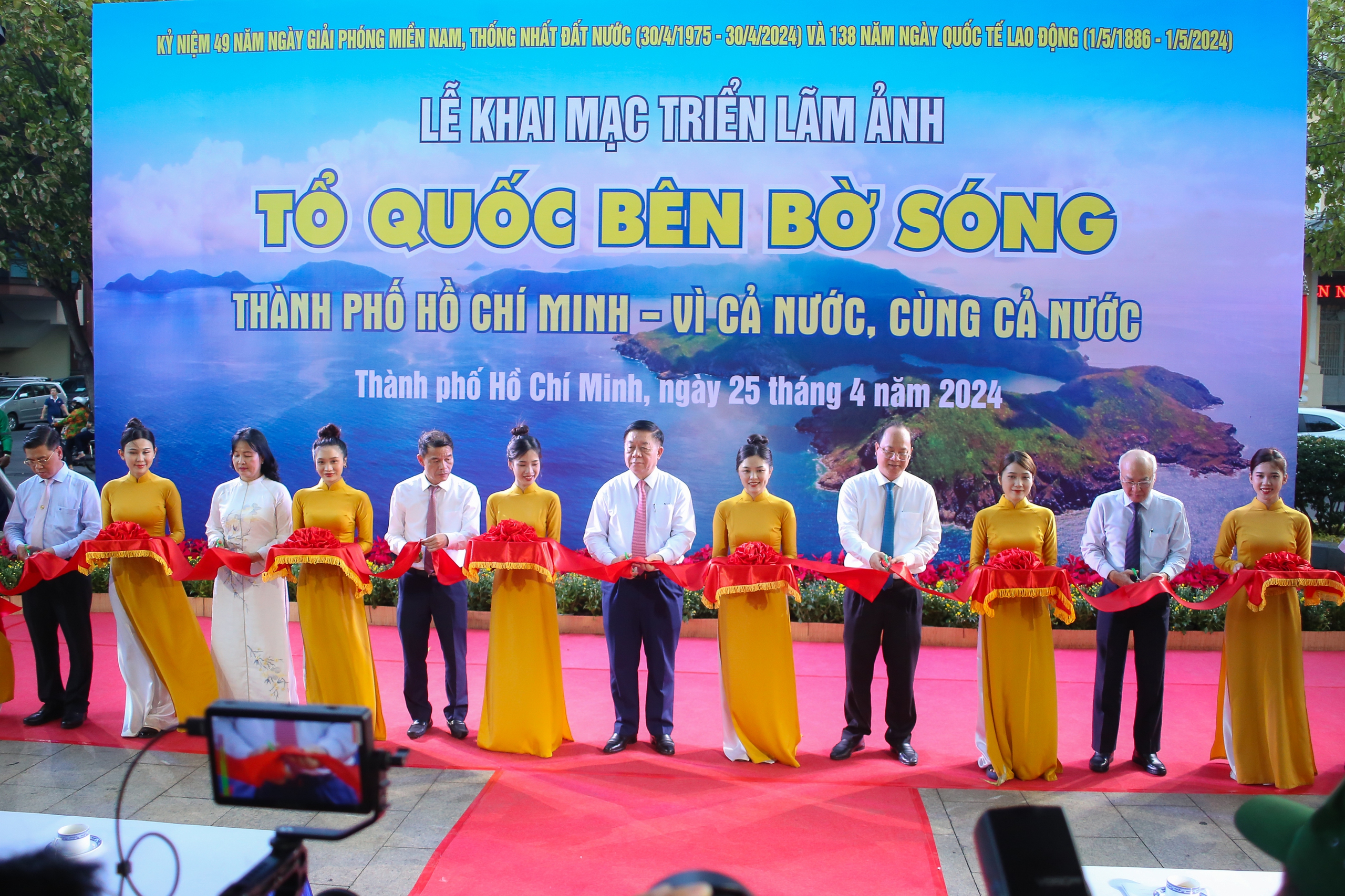 Ngắm hàng trăm bức ảnh về biển đảo Việt Nam và 49 năm TP.HCM tại đường đi bộ Nguyễn Huệ- Ảnh 1.