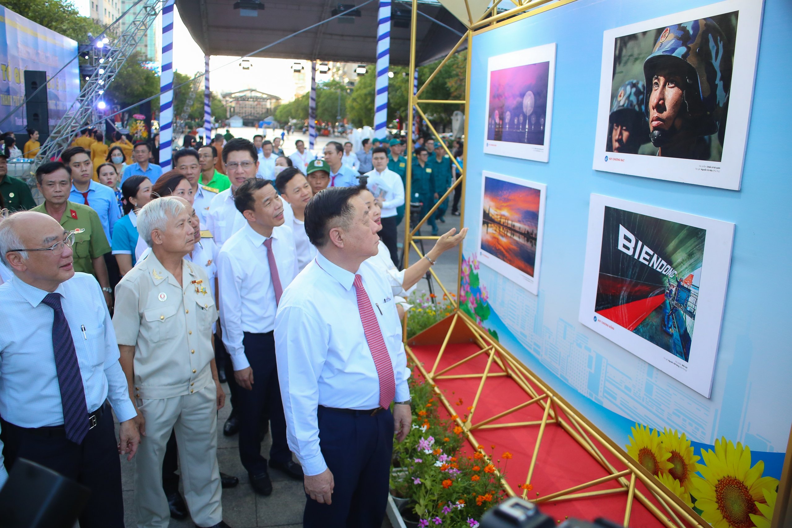 Ngắm hàng trăm bức ảnh về biển đảo Việt Nam và 49 năm TP.HCM tại đường đi bộ Nguyễn Huệ- Ảnh 2.