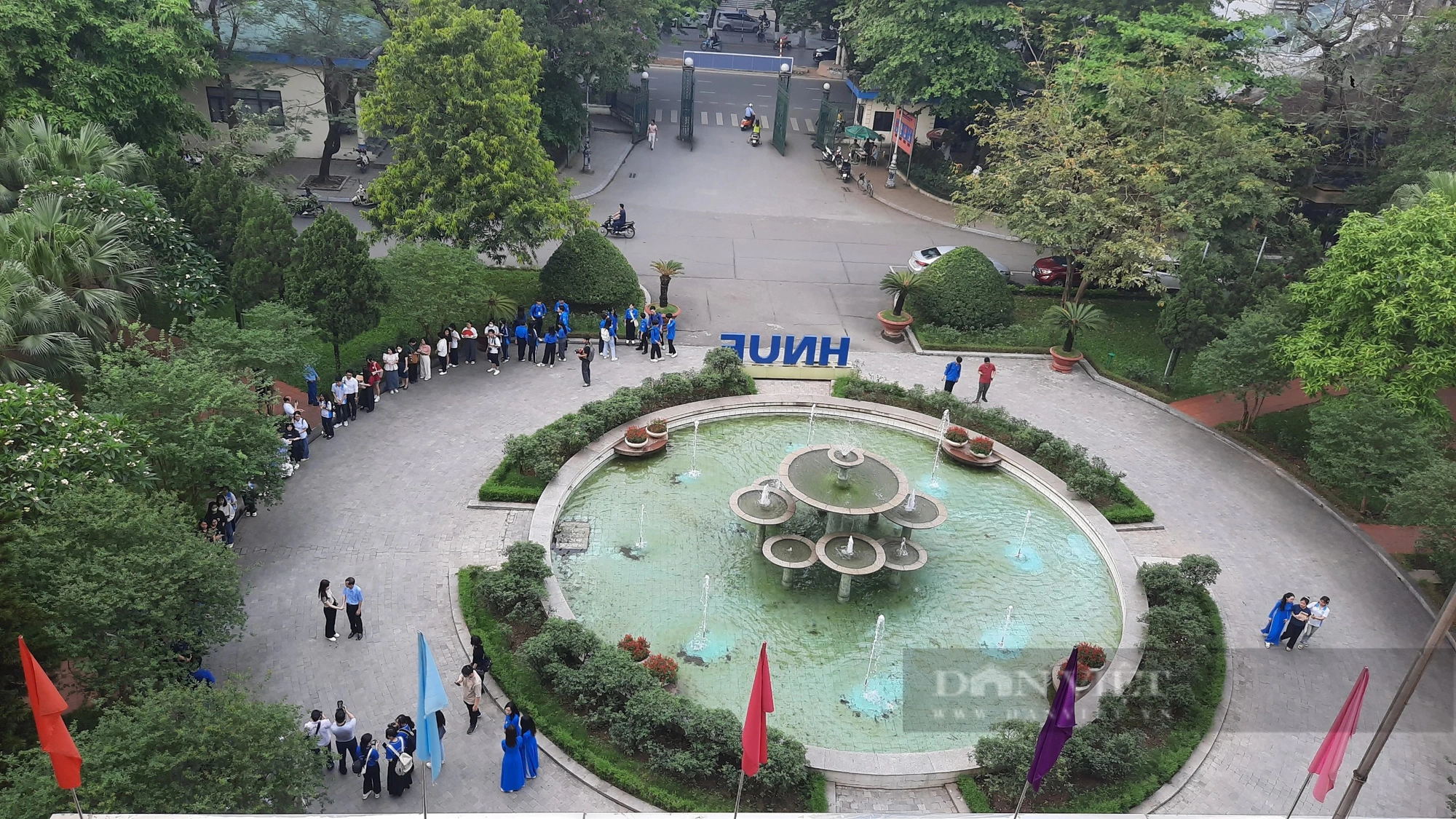 Gần 1.000 sinh viên có hành động bất ngờ trong ngày chia tay hiệu trưởng Trường ĐH Sư phạm Hà Nội- Ảnh 1.