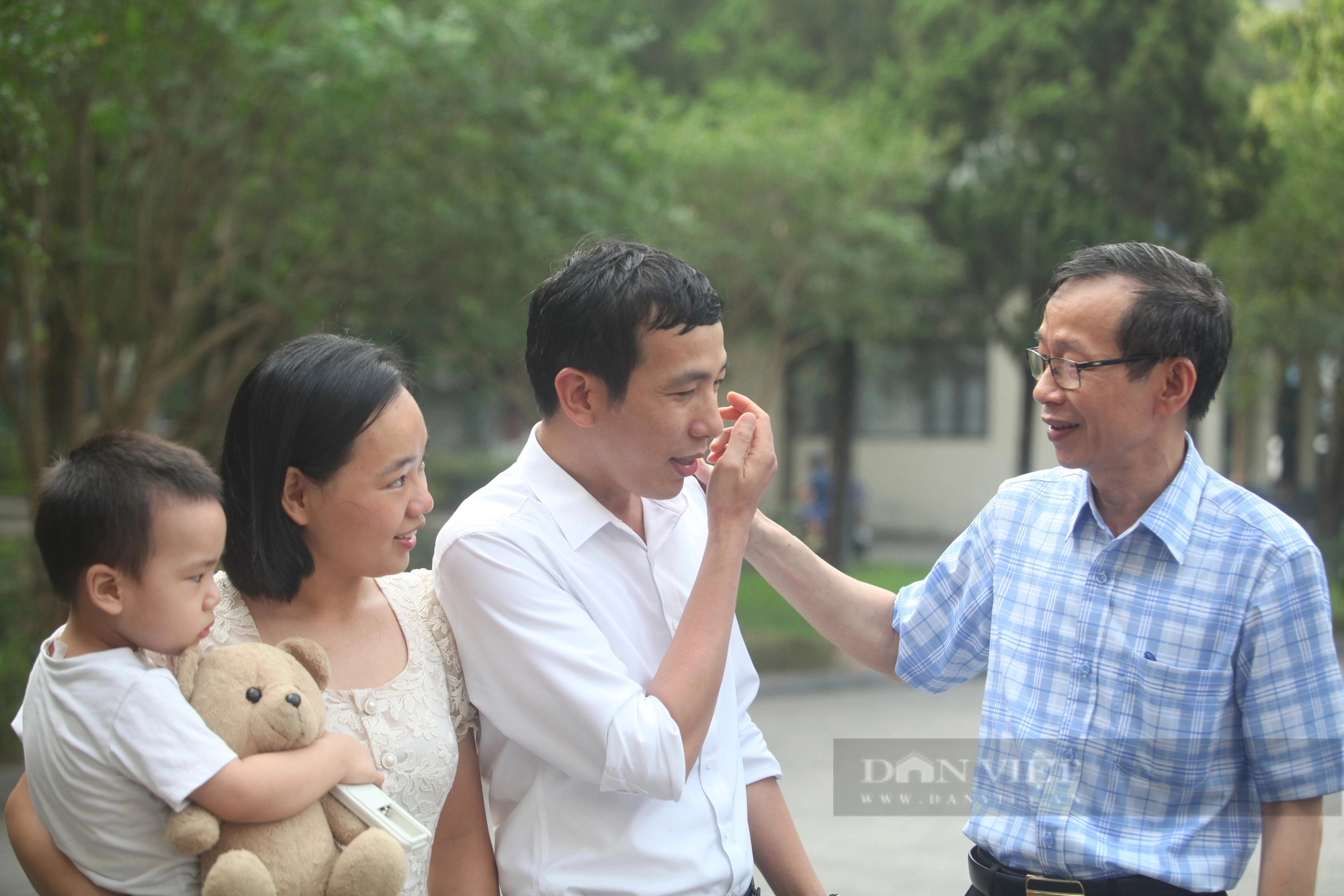 Gần 1.000 sinh viên có hành động bất ngờ trong ngày chia tay hiệu trưởng Trường ĐH Sư phạm Hà Nội- Ảnh 3.