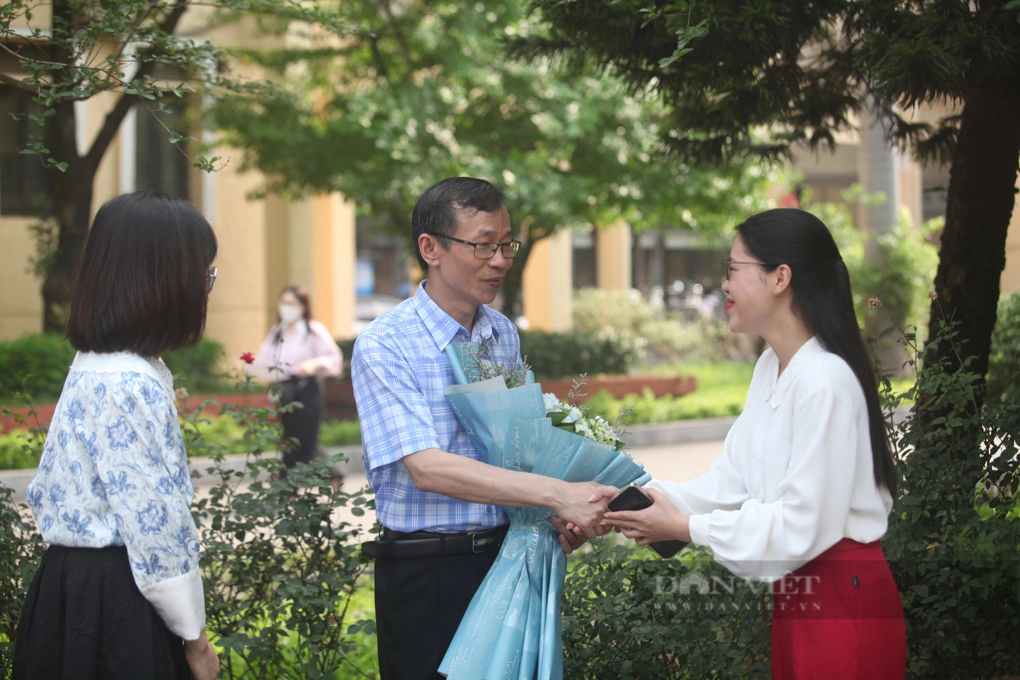 Gần 1.000 sinh viên có hành động bất ngờ trong ngày chia tay hiệu trưởng Trường ĐH Sư phạm Hà Nội- Ảnh 4.