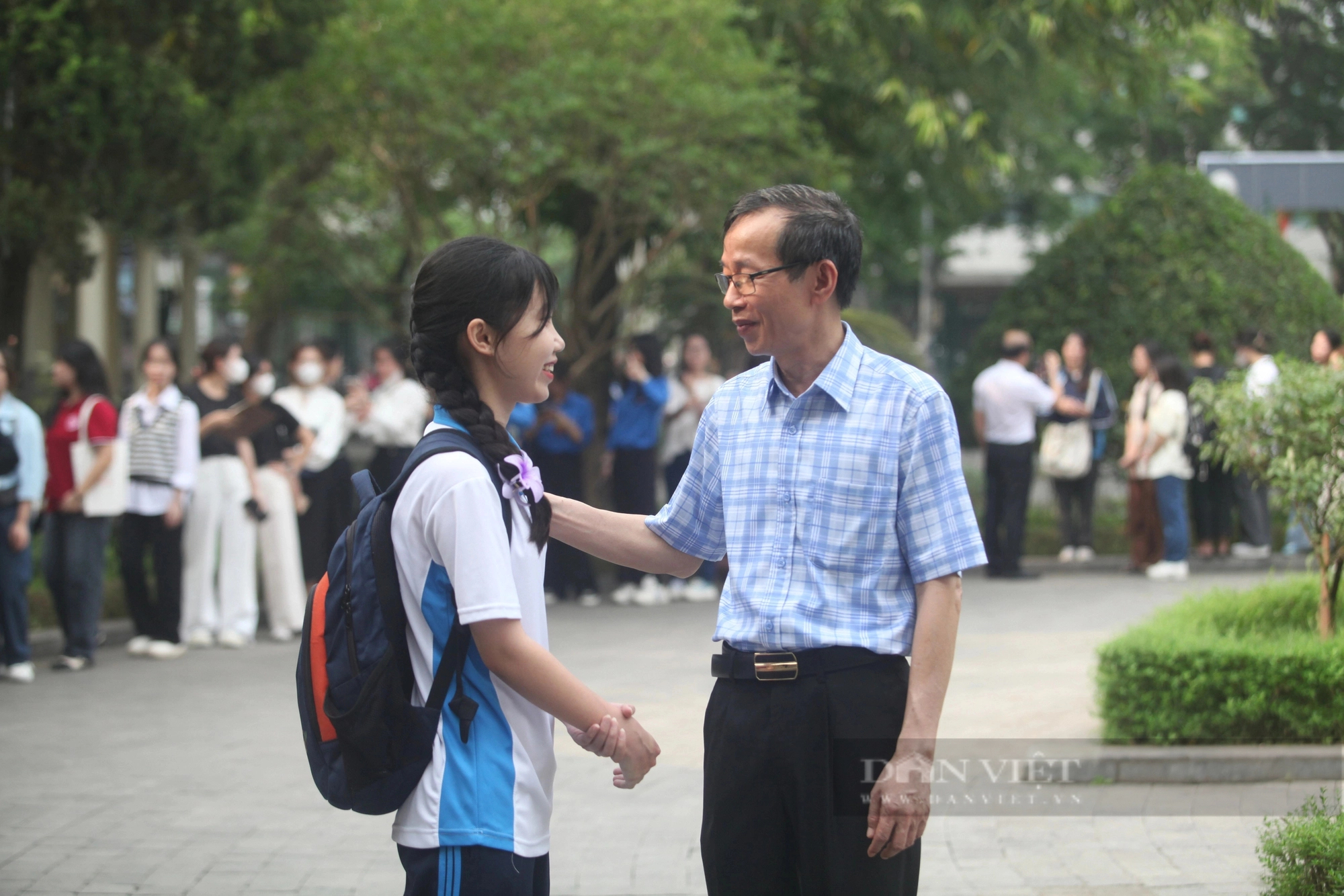 Gần 1.000 sinh viên có hành động bất ngờ trong ngày chia tay hiệu trưởng Trường ĐH Sư phạm Hà Nội- Ảnh 5.