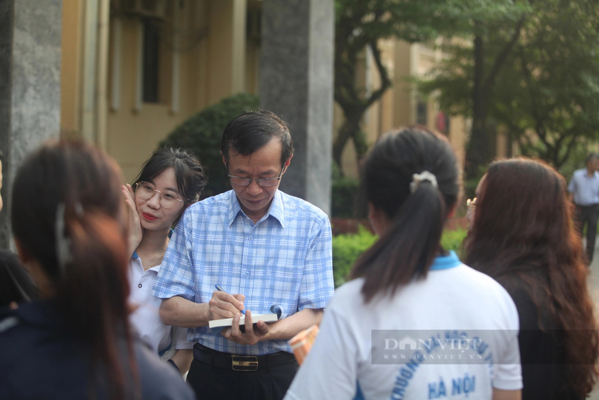 Gần 1.000 sinh viên có hành động bất ngờ trong ngày chia tay hiệu trưởng Trường ĐH Sư phạm Hà Nội- Ảnh 6.