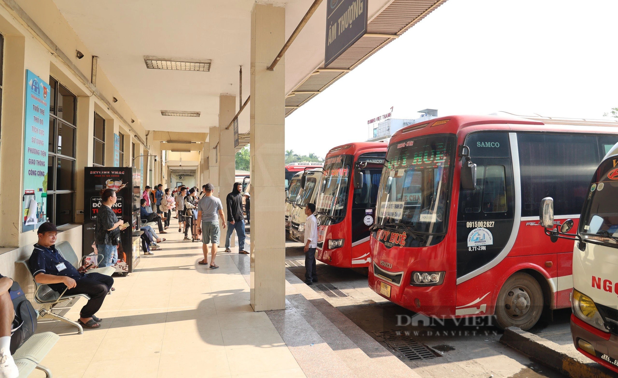 Bến xe "ngộp thở" vì tăng 300% số lượng hành khách, người dân lỉnh kỉnh đồ đạc đợi xe về quê- Ảnh 4.