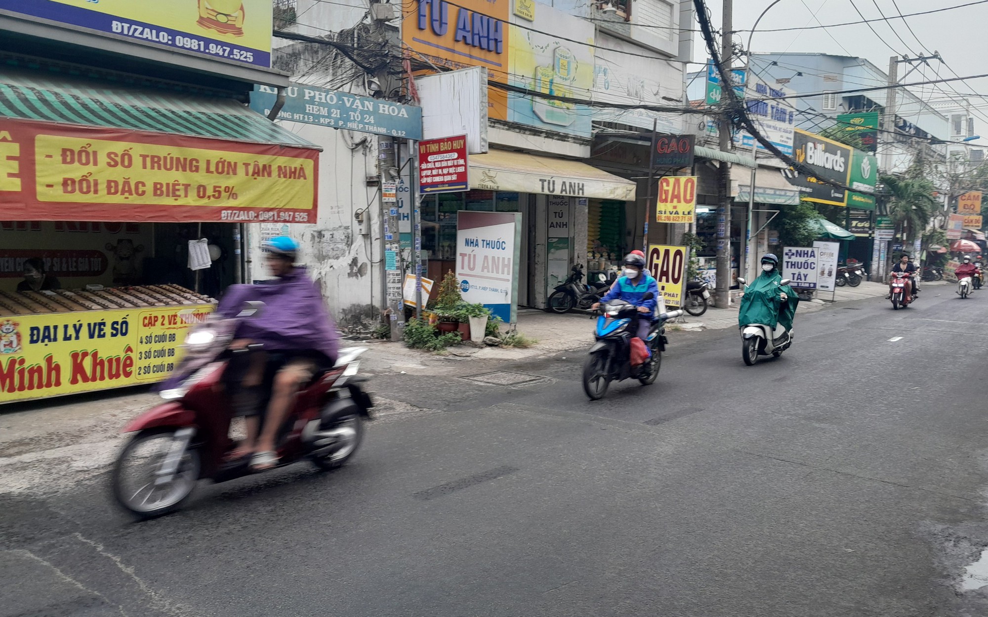 TP.HCM sáng nay có mưa, nhiều người trở tay không kịp