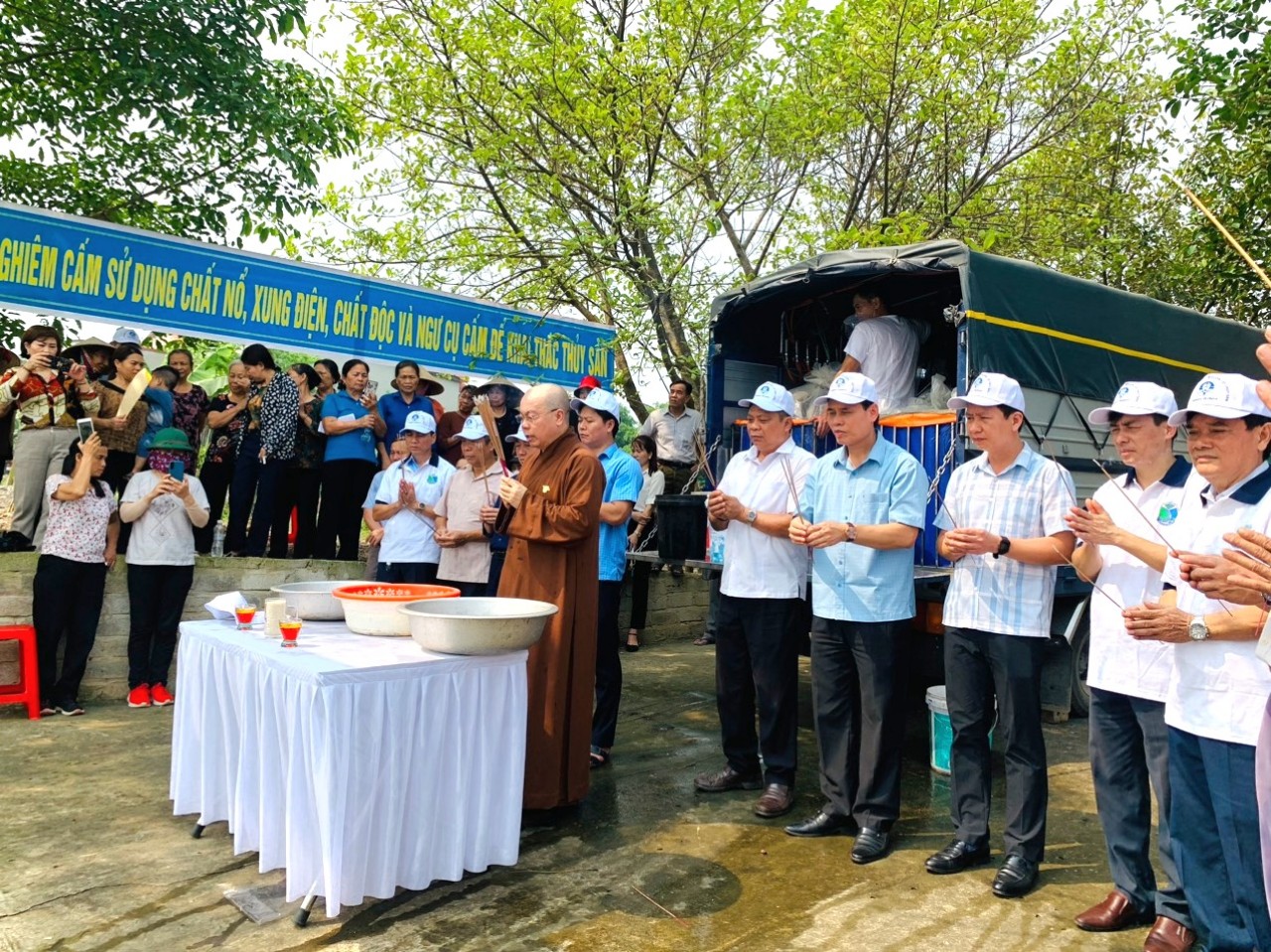 Ninh Bình: Thả khoảng 35.000 con cá chép Việt xuống sông Hoàng Long - Ảnh 1.