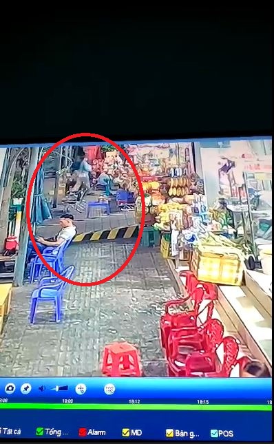 Người mẹ nhờ giữ giúp con để đi vệ sinh rồi bỏ rơi bé trai sơ sinh ở bến xe Miền Đông- Ảnh 2.
