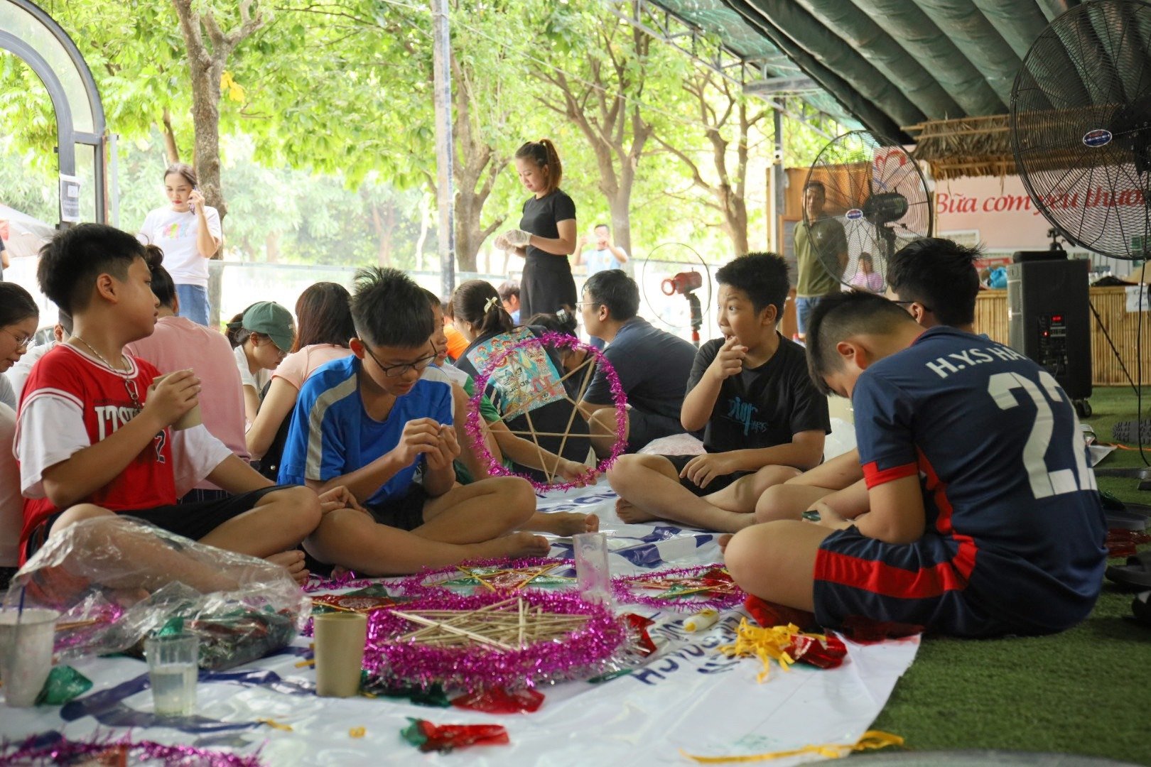 Thầy giáo dạy Toán và tâm huyết gieo yêu thương cho thế hệ học sinh- Ảnh 1.