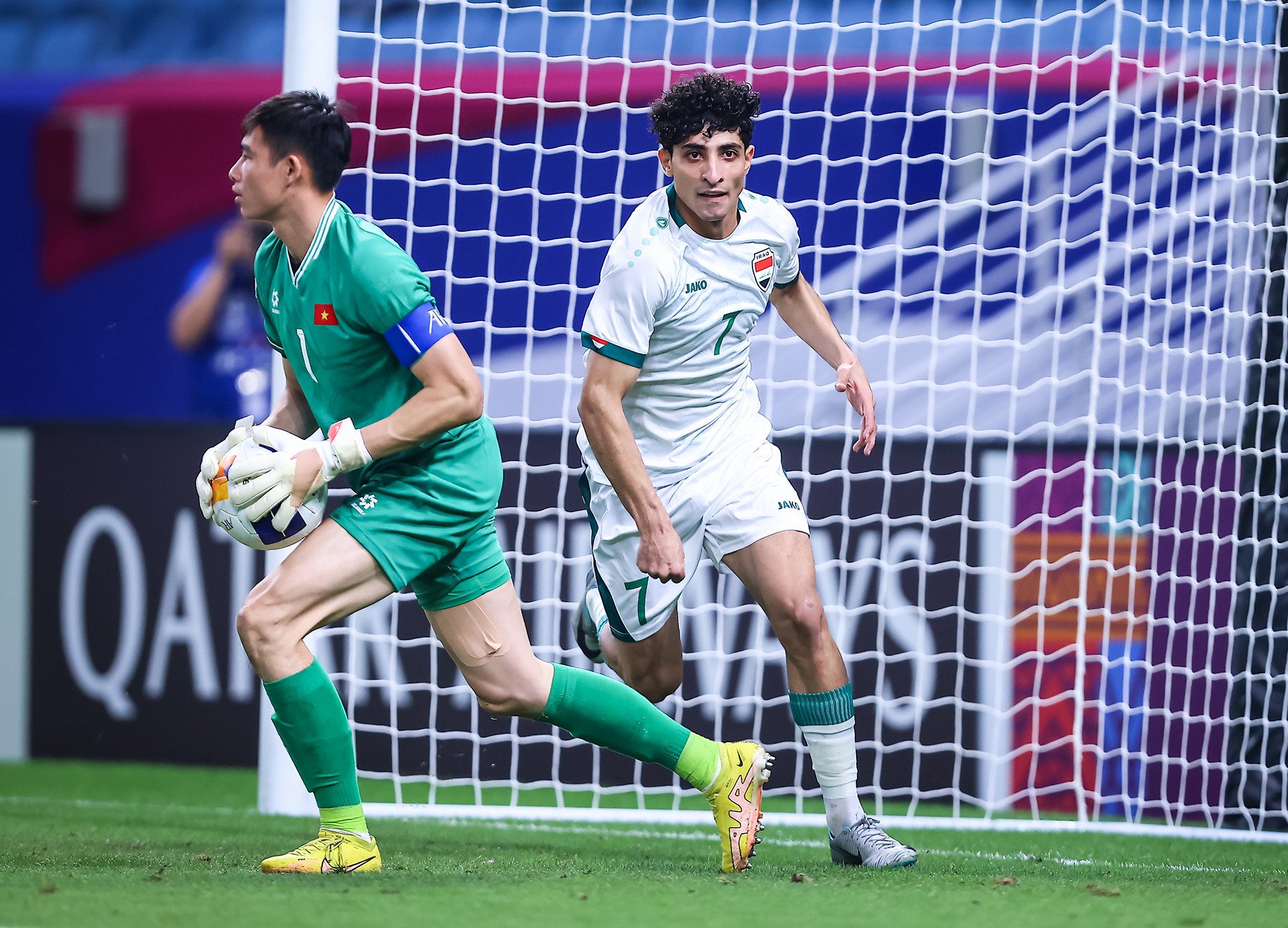 Tin sáng (27/4): HLV Hà Nội FC “tiên tri” chính xác về sai lầm của Quan Văn Chuẩn- Ảnh 1.