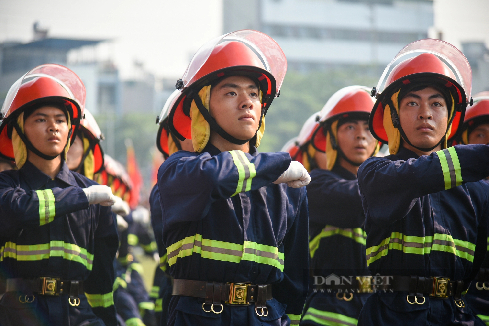 Người dân lấp kín khán đài, "đội nắng" xem hợp luyện diễu binh, diễu hành tại SVĐ Điện Biên- Ảnh 12.