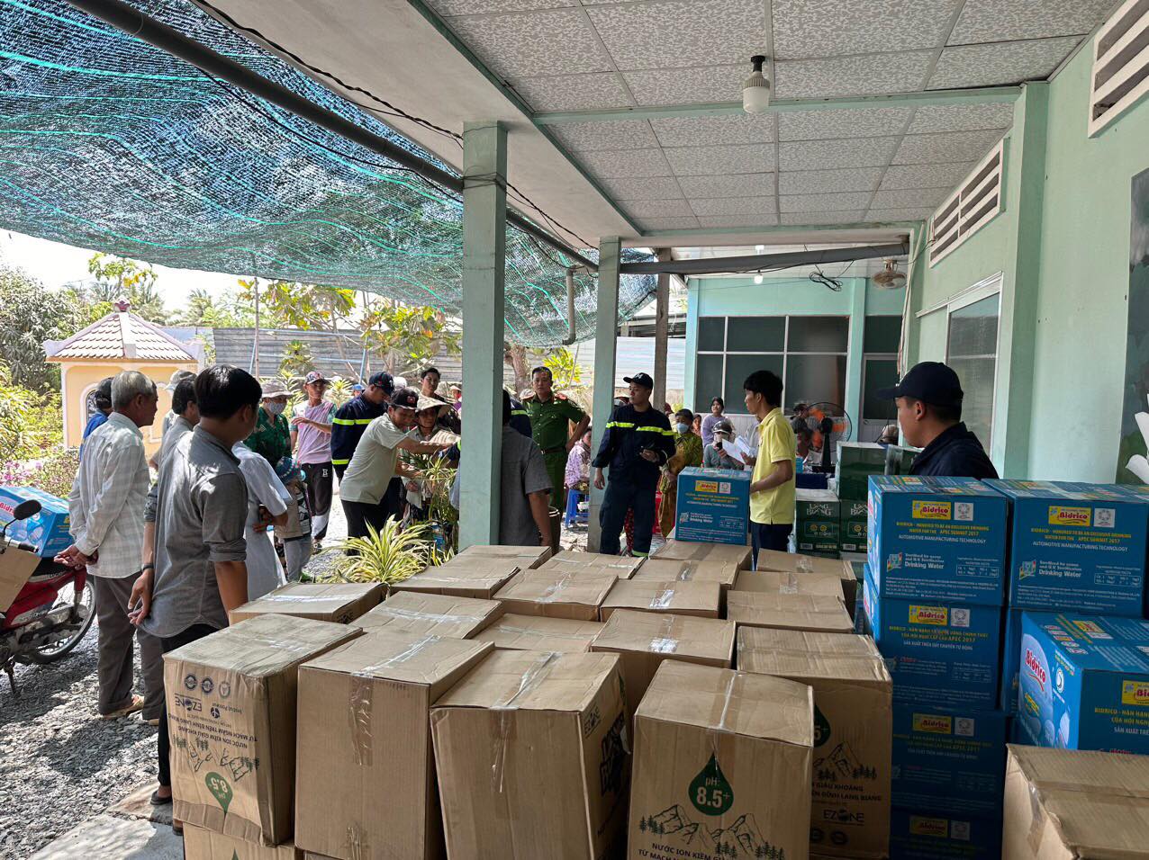 Công an TP.HCM tặng nước sạch cho người dân Tiền Giang- Ảnh 1.