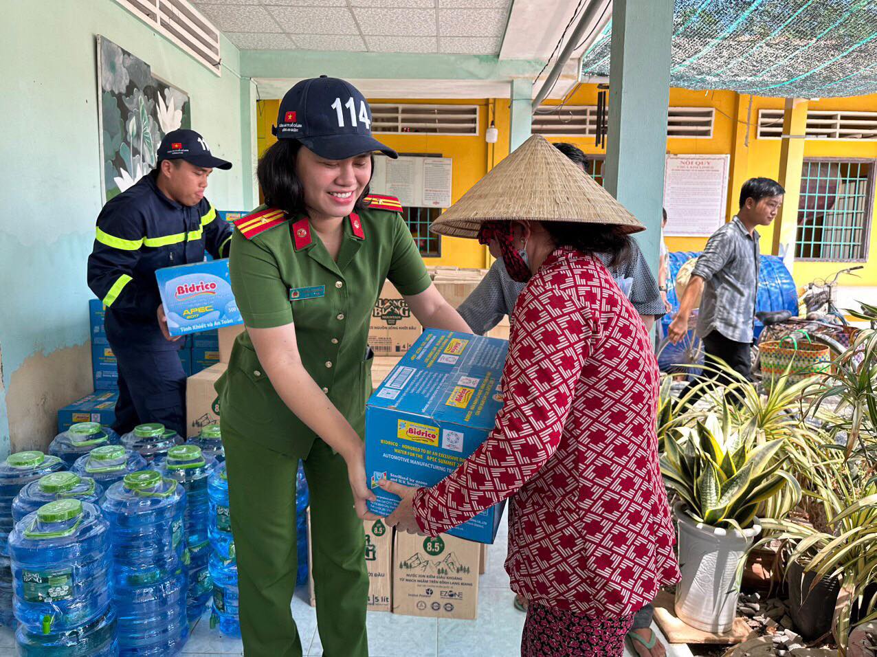 Công an TP.HCM tặng nước sạch cho người dân Tiền Giang- Ảnh 2.