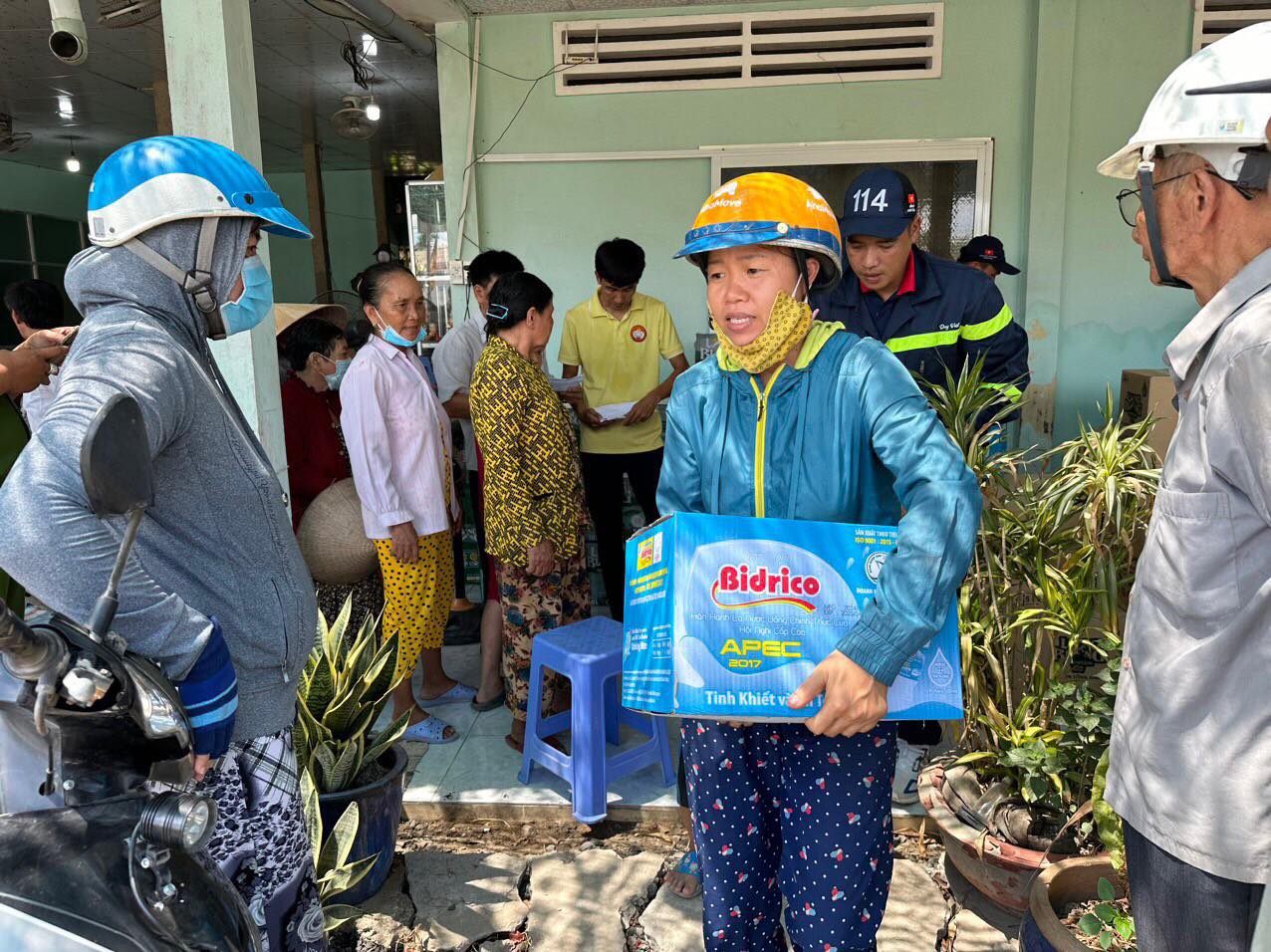 Công an TP.HCM tặng nước sạch cho người dân Tiền Giang- Ảnh 4.