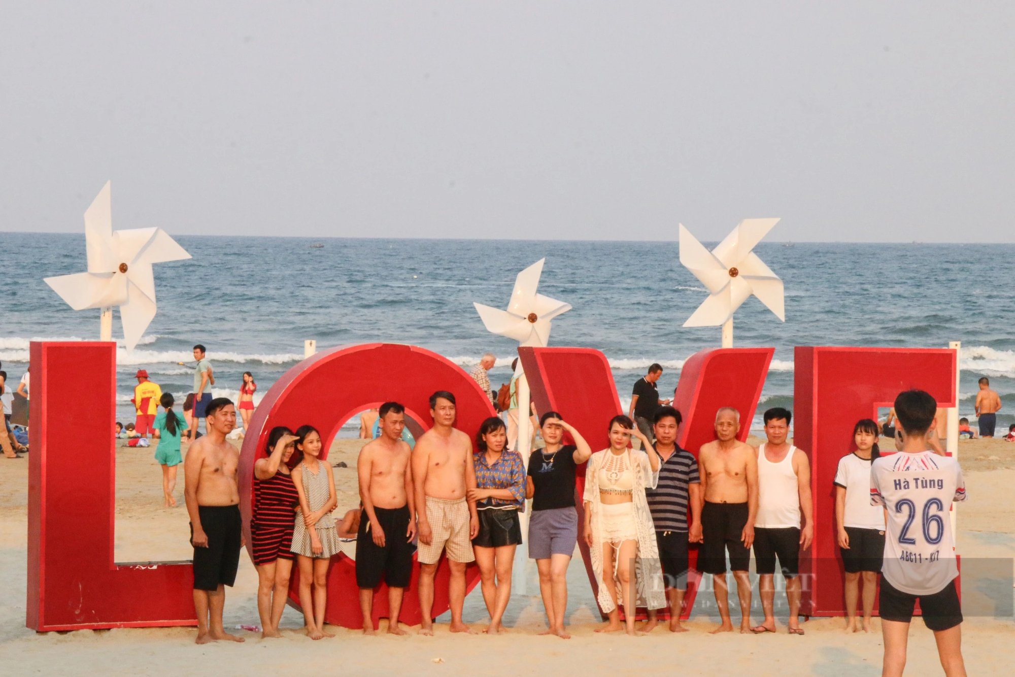 Nắng nóng, người dân và du khách ùn ùn đổ về các bãi biển Đà Nẵng "giải nhiệt"- Ảnh 3.